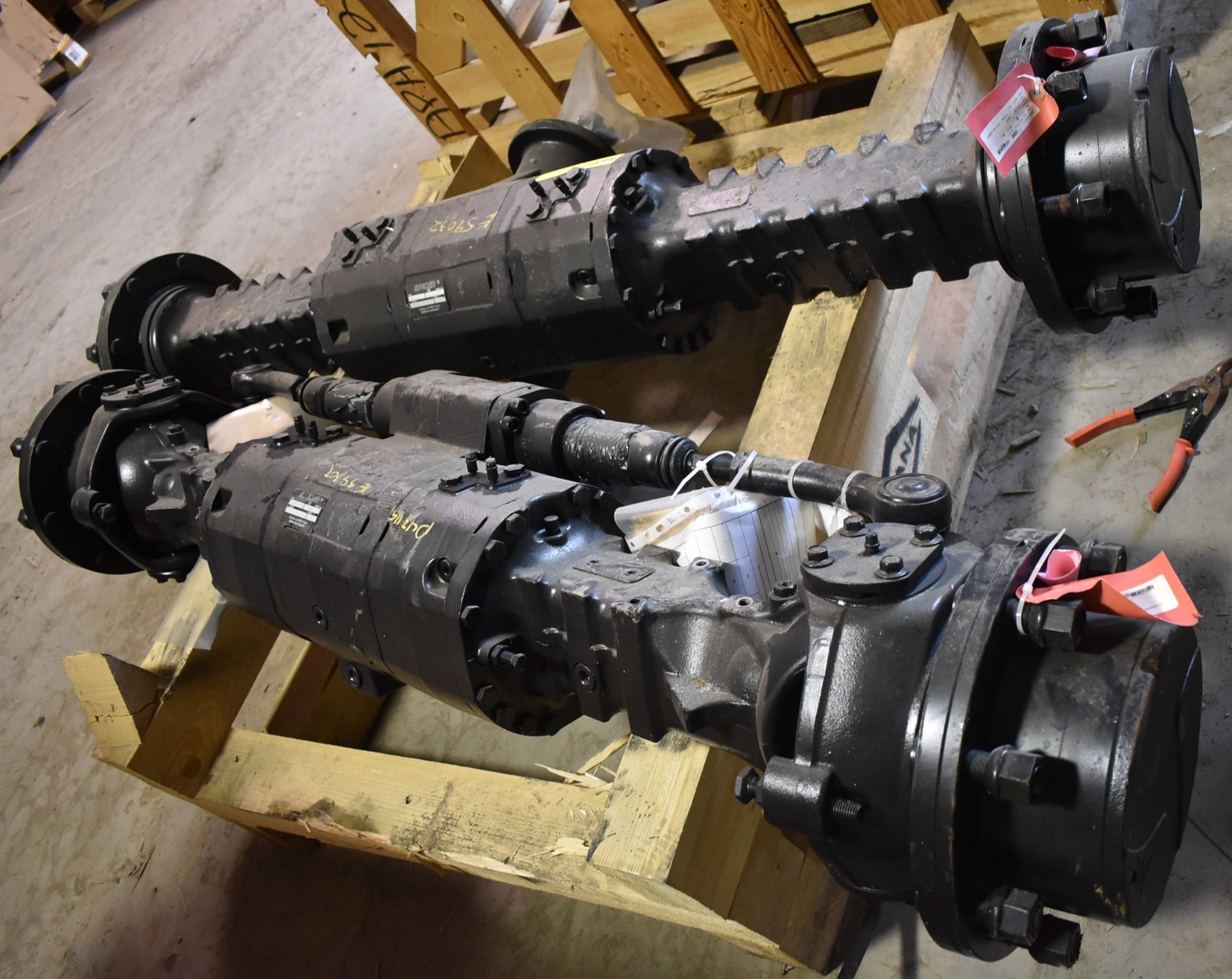 DANA SPICER AXLE SET WITH (1) DANA 211 FRONT STEER AXLE & (1) DANA 111 REAR DRIVE AXLE - Image 2 of 6