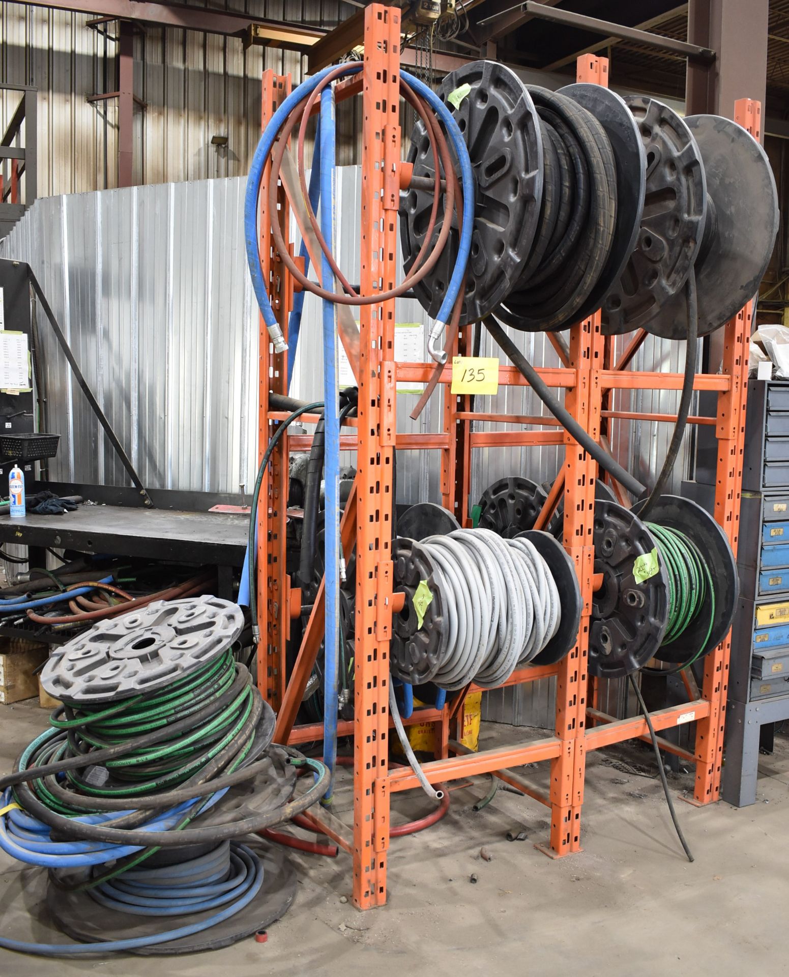 LOT/ RACK WITH HYDRAULIC & PNEUMATIC HOSE