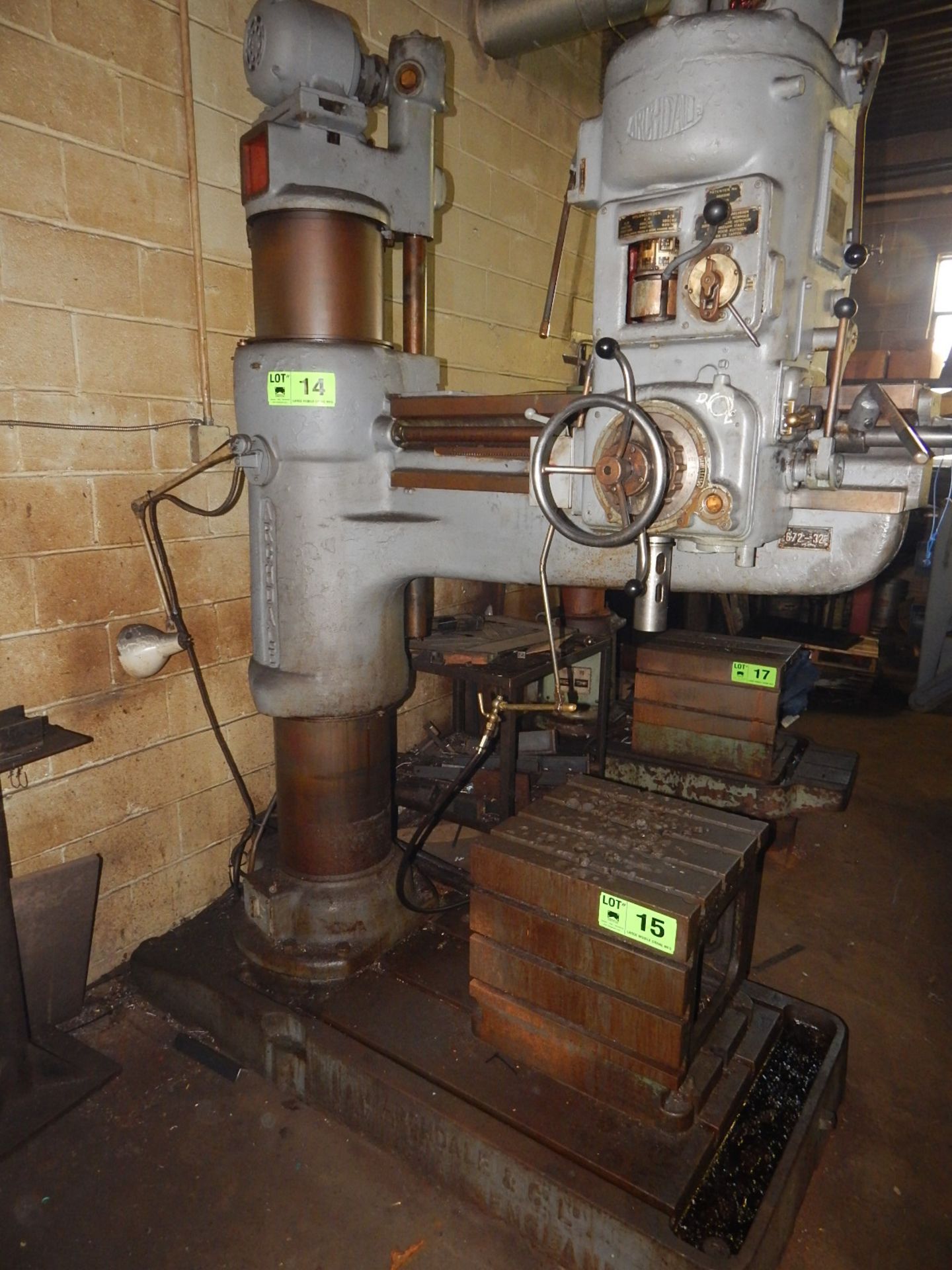 ARCHDALE 4' RADIAL ARM DRILL WITH SPEEDS TO 1500 RPM, APPROX. 12" DIAMETER COLUMN, S/N: 672-32 (CI)