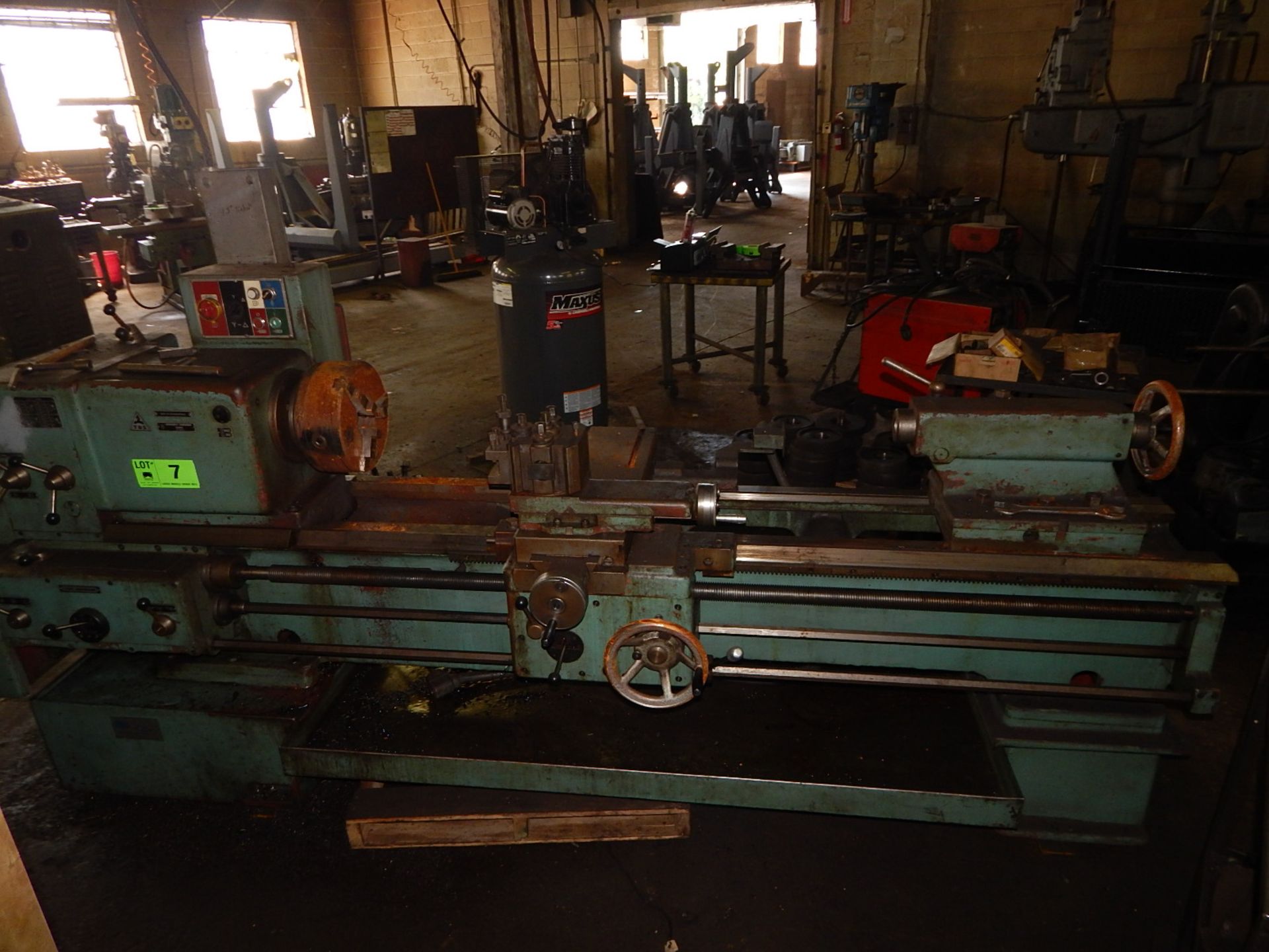 TOS SN55B ENGINE LATHE WITH 20" SWING OVER BED, 66" DISTANCE BETWEEN CENTERS, 3" SPINDLE BORE, - Image 4 of 5