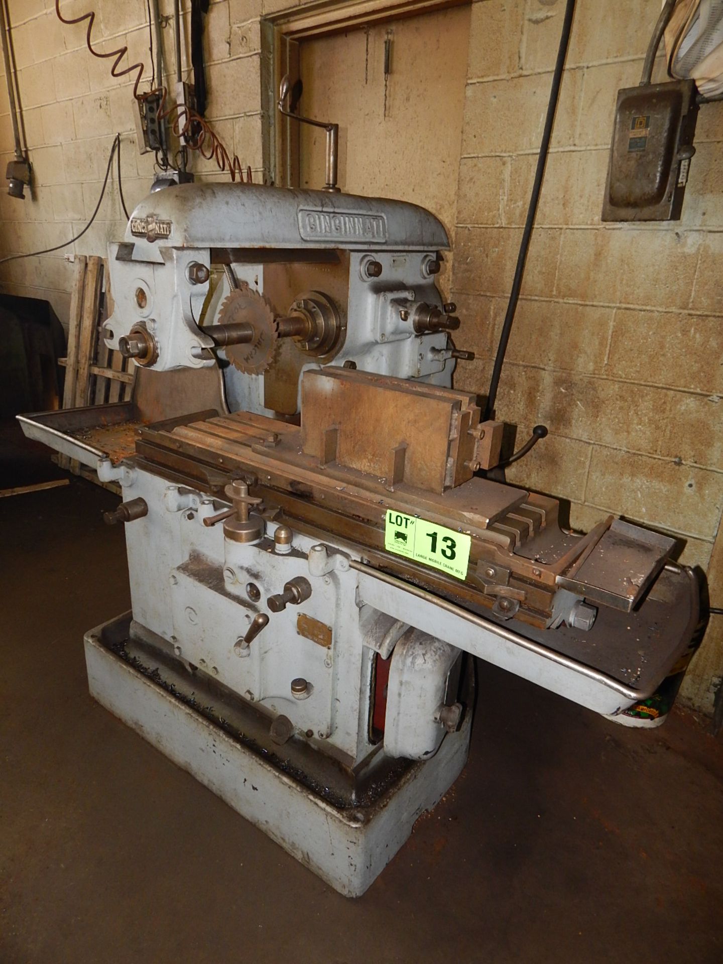 CINCINNATI HORIZONTAL MILLING MACHINE WITH 44" X 11" TABLE, SPEEDS TO 1200 RPM, S/N: N/A (CI)