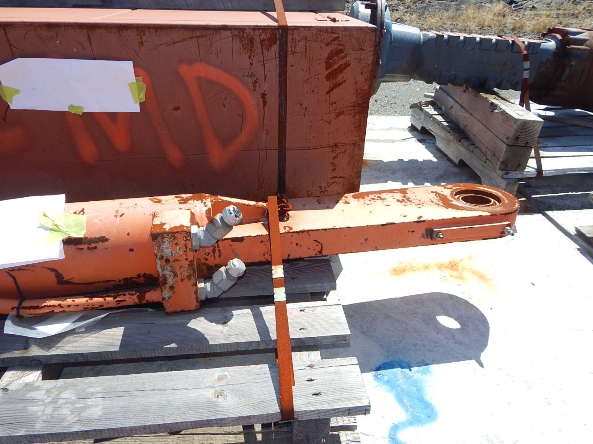 LOT/ HYDRAULIC CYLINDER (CMD YARD) - Image 2 of 2