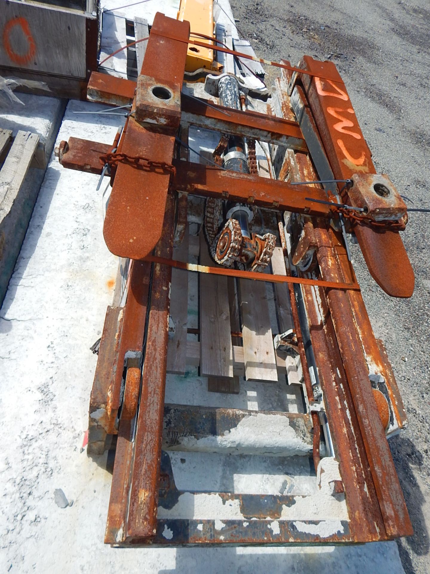 MAST AND FORKS (CMD YARD) - Image 3 of 3