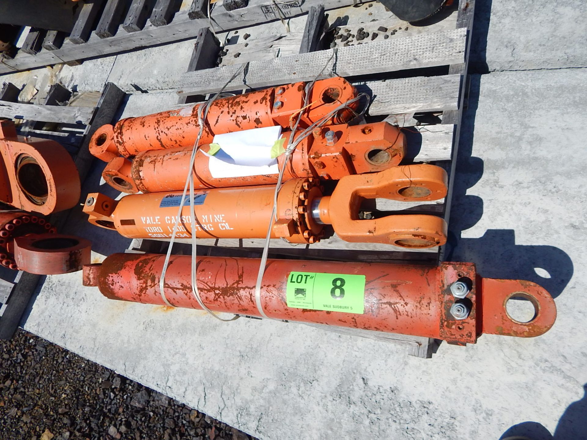 LOT/ (4) HYDRAULIC CYLINDERS (CMD YARD) - Image 2 of 2