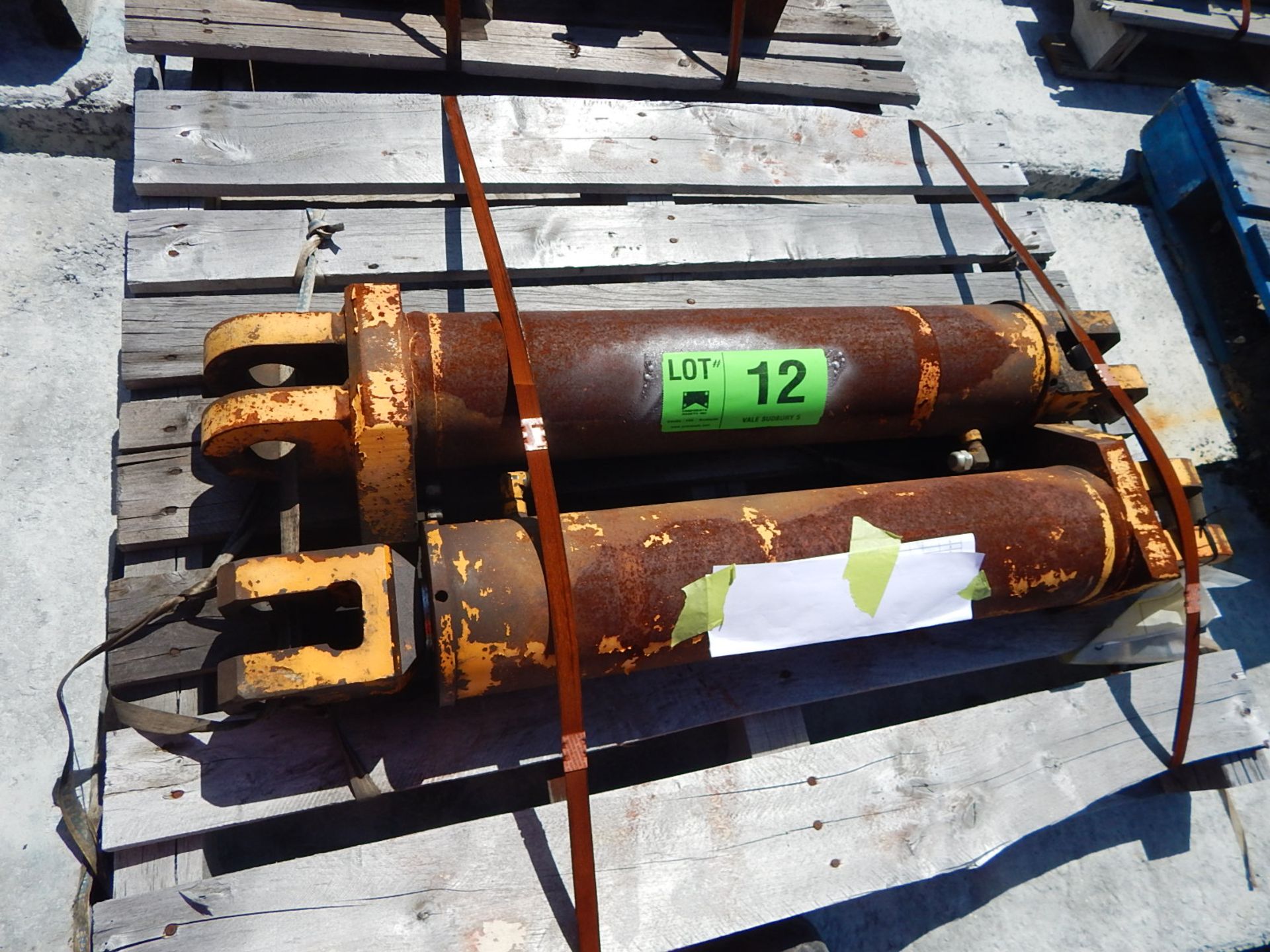 LOT/ (2) HYDRAULIC CYLINDERS (CMD YARD)