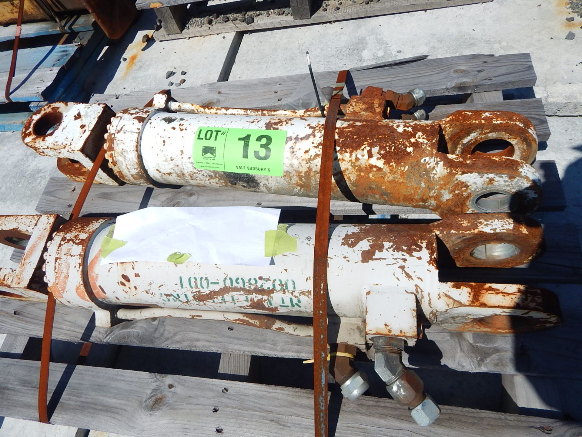 LOT/ (2) HYDRAULIC CYLINDERS (CMD YARD)