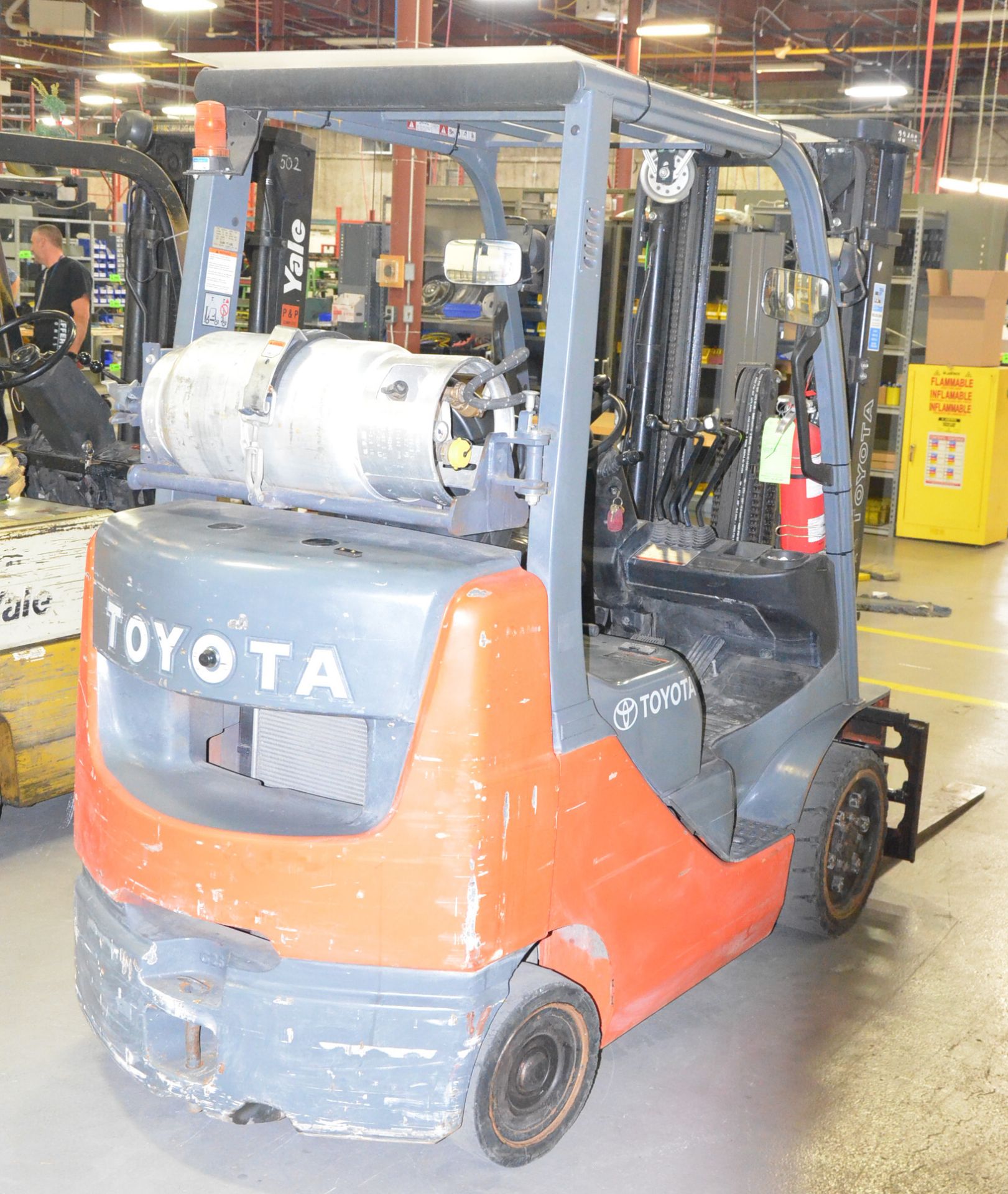 TOYOTA (2013) 8FGCU25 LPG FORKLIFT WITH 4800 LB. CAPACITY, 189" VERTICAL LIFT, 3 STAGE MAST, SOLID - Image 3 of 6
