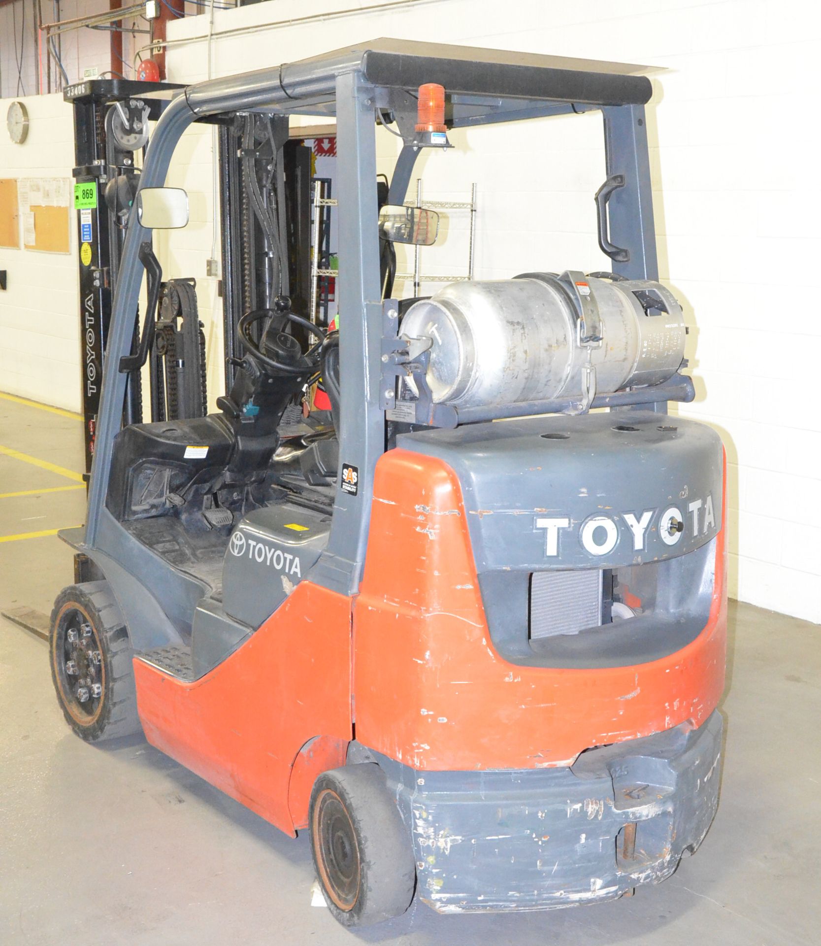 TOYOTA (2013) 8FGCU25 LPG FORKLIFT WITH 4800 LB. CAPACITY, 189" VERTICAL LIFT, 3 STAGE MAST, SOLID - Image 4 of 6