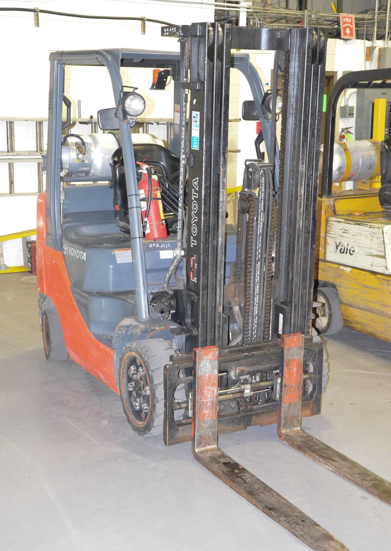 TOYOTA (2013) 8FGCU25 LPG FORKLIFT WITH 4800 LB. CAPACITY, 189" VERTICAL LIFT, 3 STAGE MAST, SOLID - Image 2 of 6