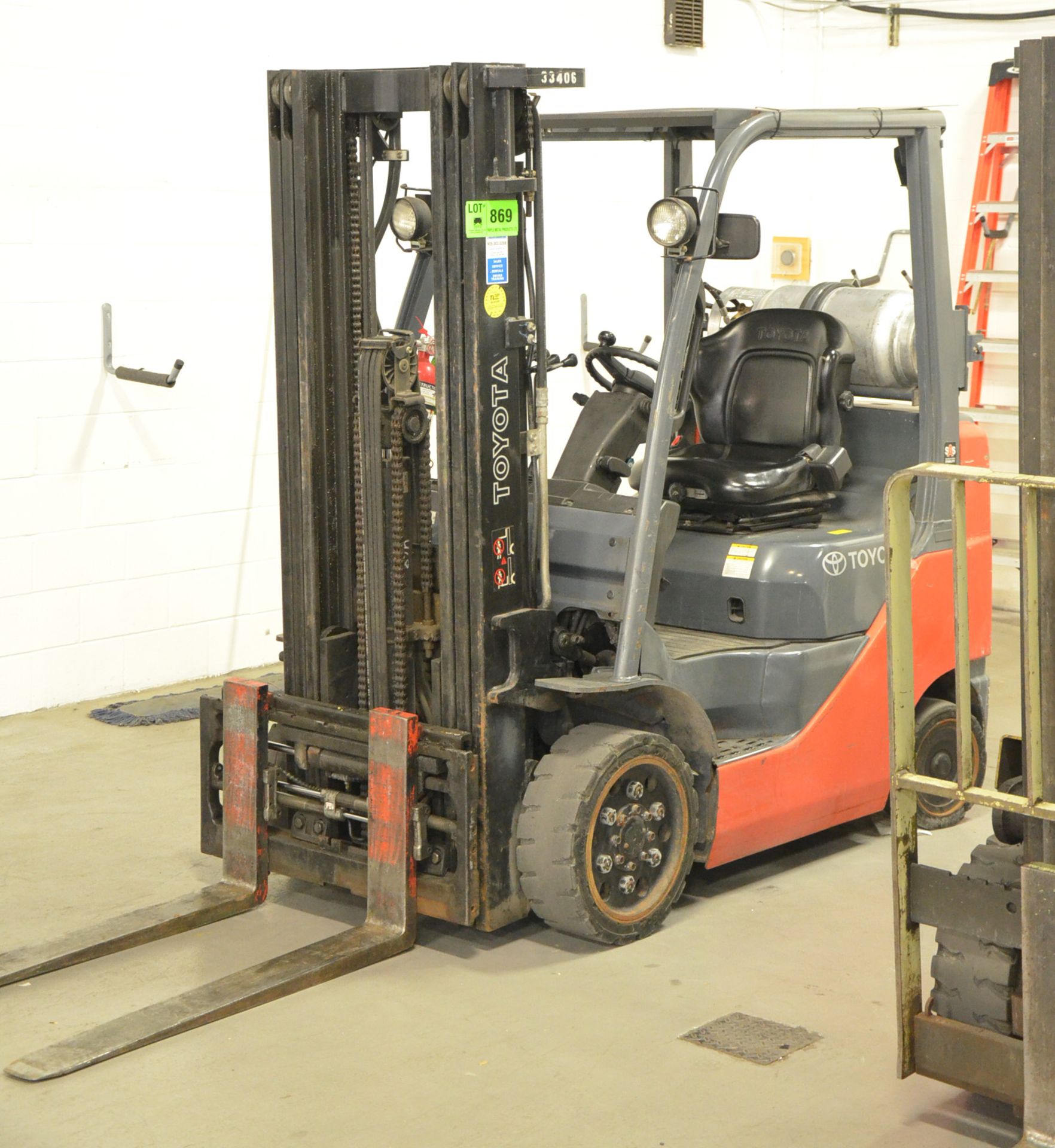 TOYOTA (2013) 8FGCU25 LPG FORKLIFT WITH 4800 LB. CAPACITY, 189" VERTICAL LIFT, 3 STAGE MAST, SOLID