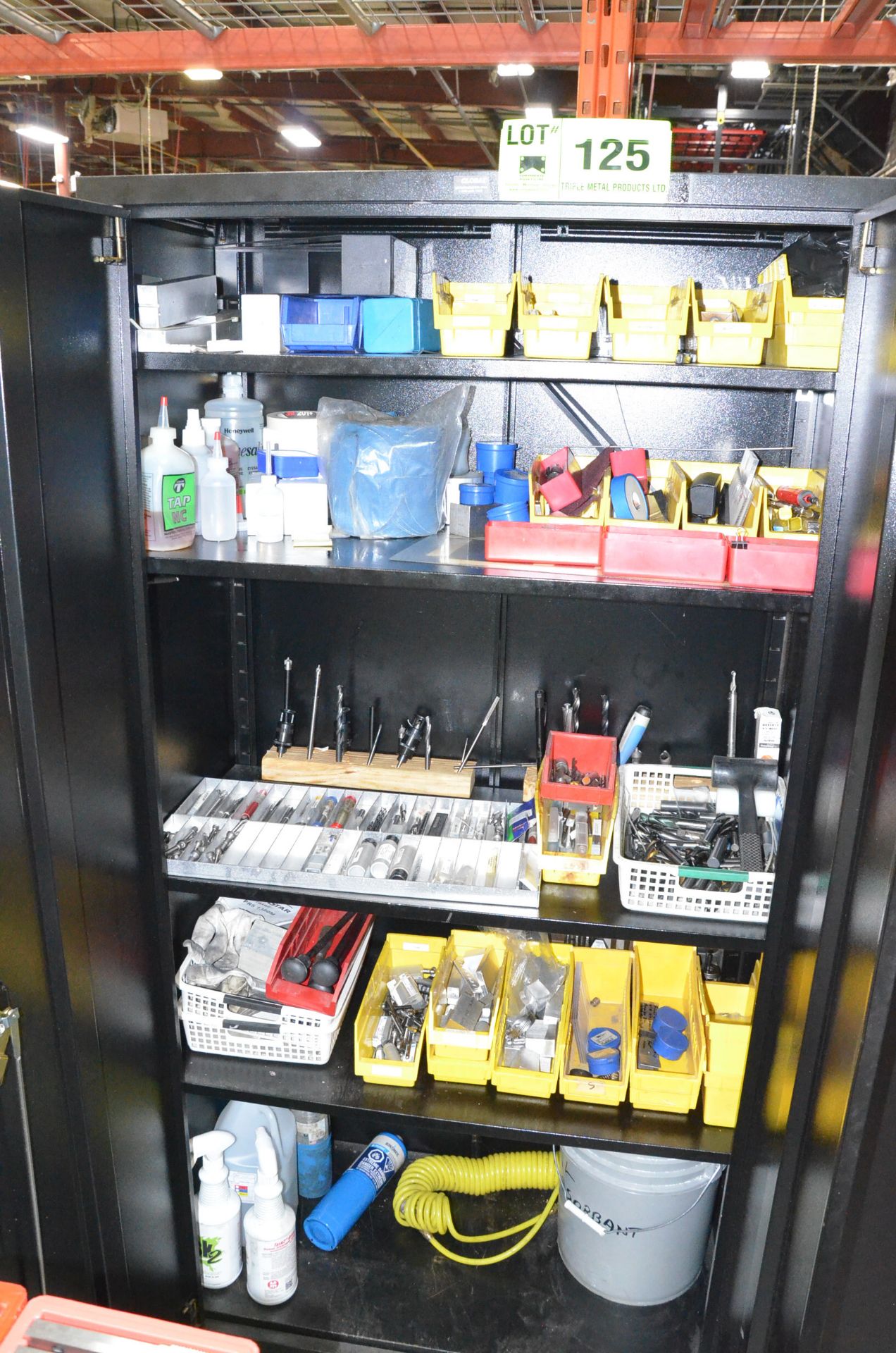 LOT/ CABINET WITH CONTENTS CONSISTING OF DRILLS, TAPS, HAND TOOLS AND SURPLUS MATERIALS