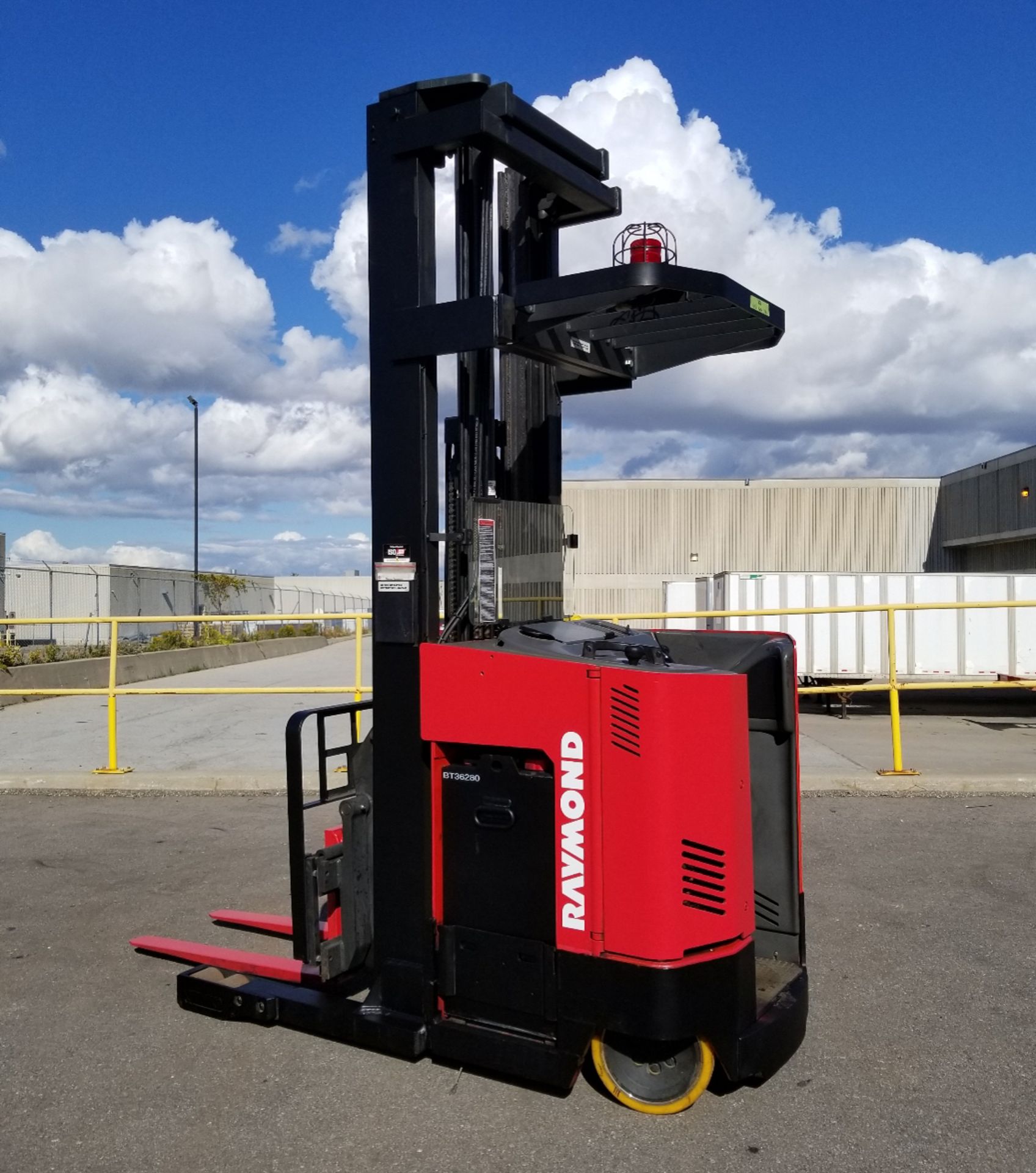 RAYMOND (2001) EASi-DR30TT 36V ELECTRIC REACH TRUCK WITH 3000 LB. CAPACITY, APPROX. 261" VERTICAL