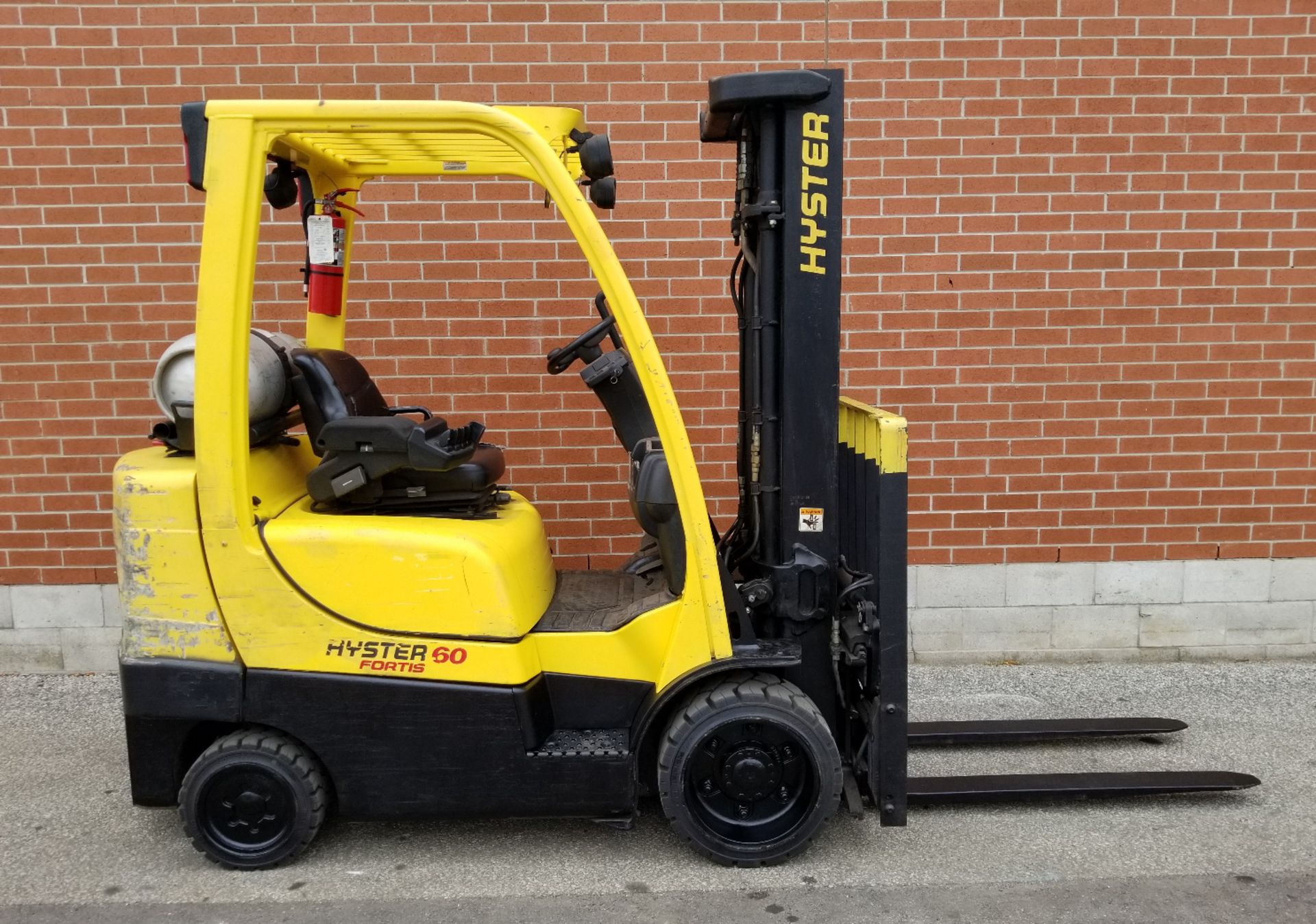 HYSTER (2006) S60FT LPG FORKLIFT WITH 6000 LB. CAPACITY, 187" MAX. VERTICAL LIFT, 3 STAGE MAST, SIDE