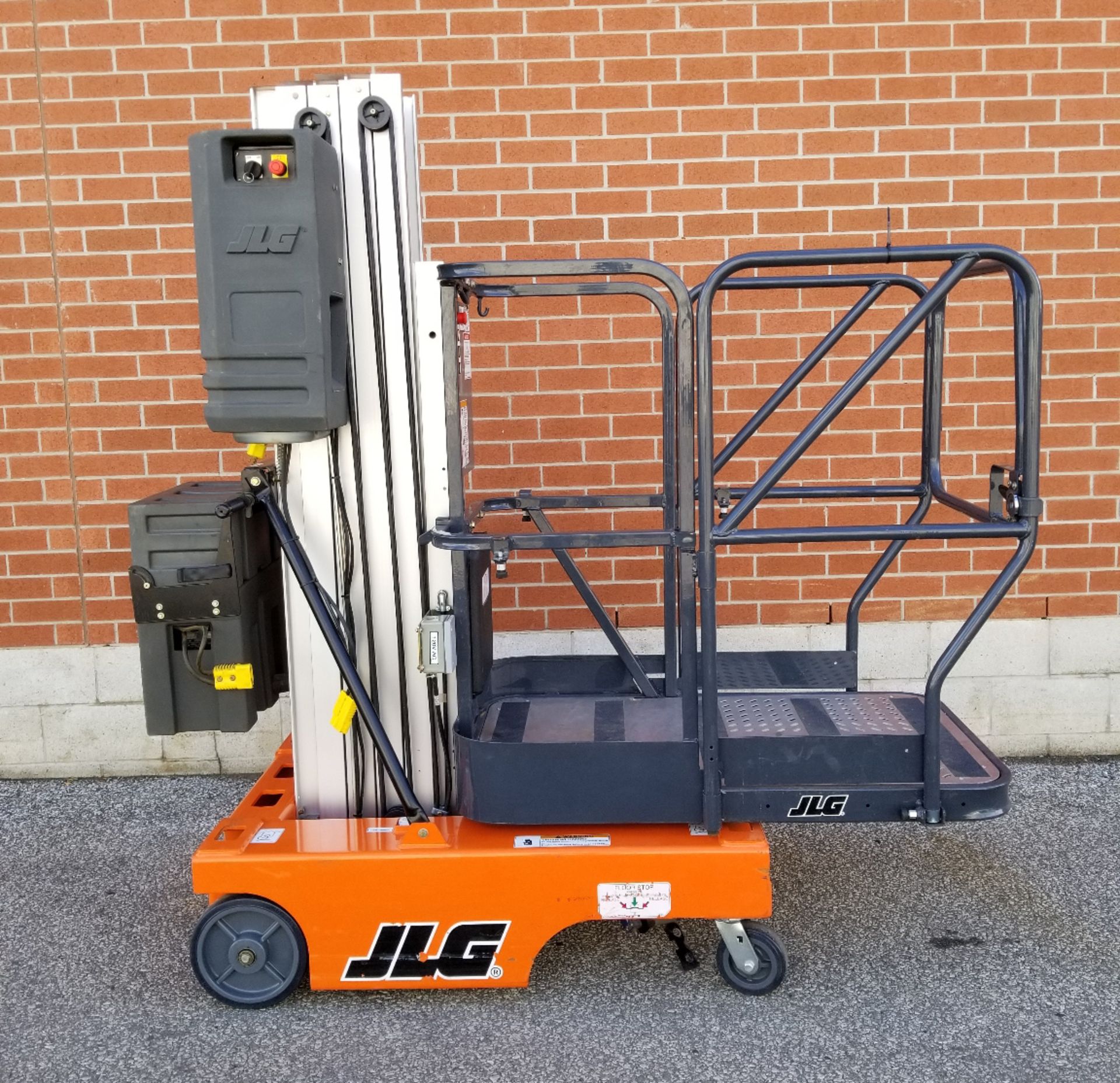 JLG (2006) 15SP PUSH AROUND STOCK PICKER WITH 500 LB. CAPACITY, 180" MAX. WORK HEIGHT, ON-BOARD