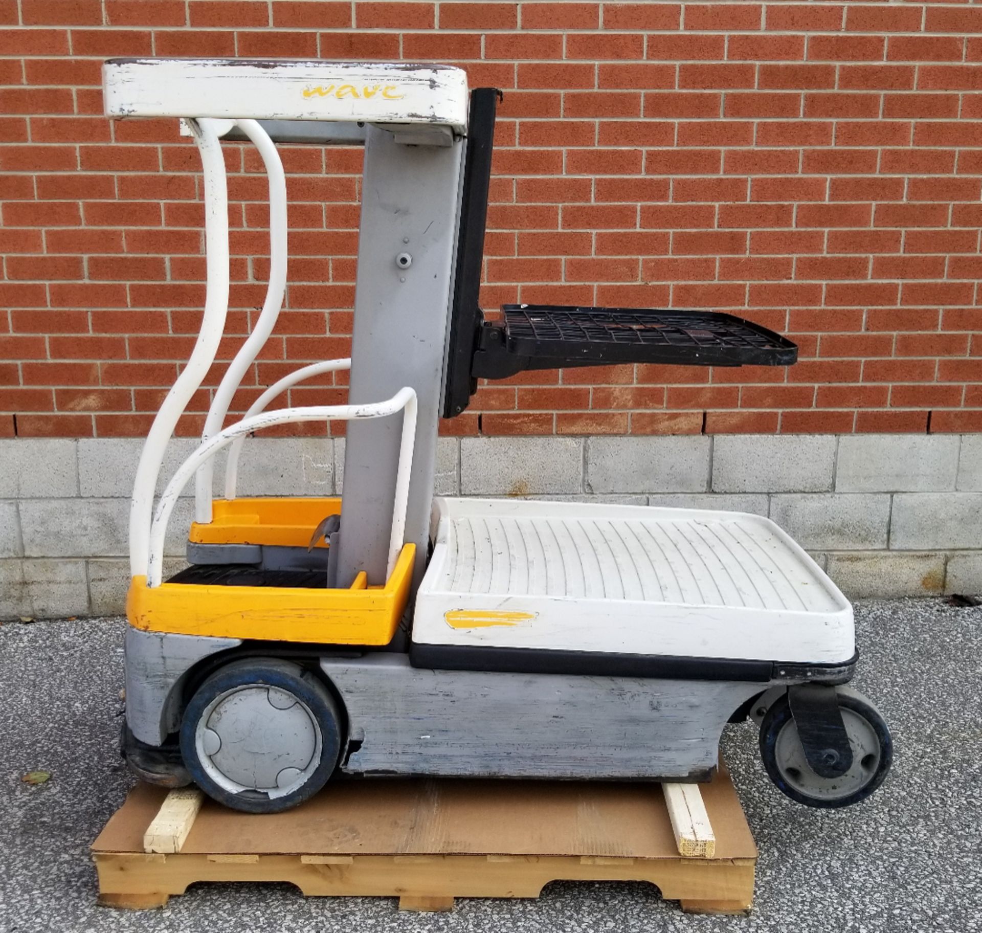 CROWN (2009) WAV50-118 24V ELECTRIC ORDER PICKER WITH 500 LB. CAPACITY, 118" VERTICAL LIFT, BUILT-IN