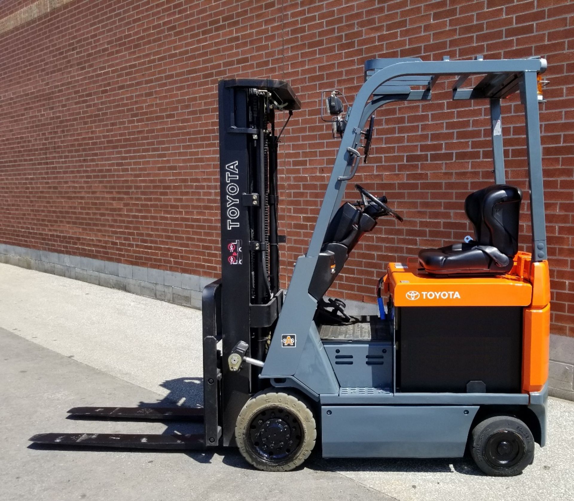 TOYOTA (2003) 7FBCU15 48V ELECTRIC FORKLIFT WITH 3000 LB. CAPACITY, 189" MAX. VERTICAL LIFT, CUSHION