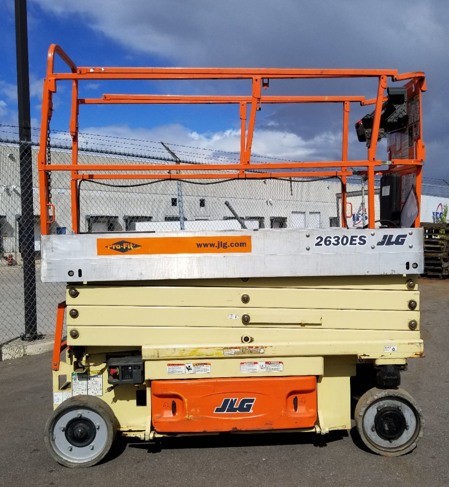 JLG (2006) 2630ES ELECTRIC SCISSOR LIFT WITH 800 LB. CAPACITY, 312" MAX. HEIGHT, ON-BOARD CHARGER,