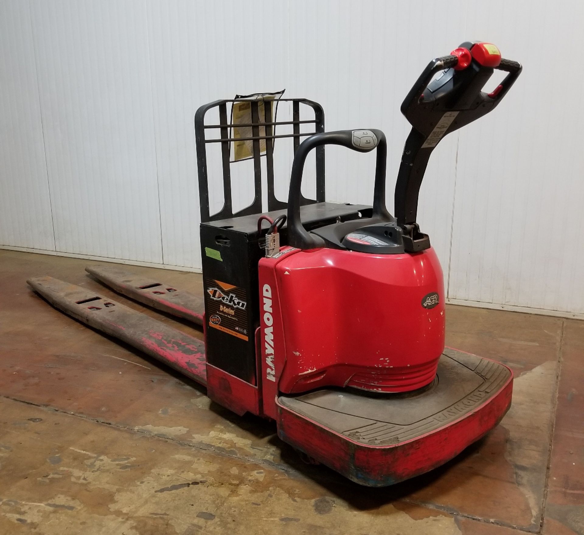 RAYMOND (2011) 8400 24V ELECTRIC RIDE-ON PALLET JACK WITH 8000 LB. CAPACITY, 5622 HRS (RECORDED AT