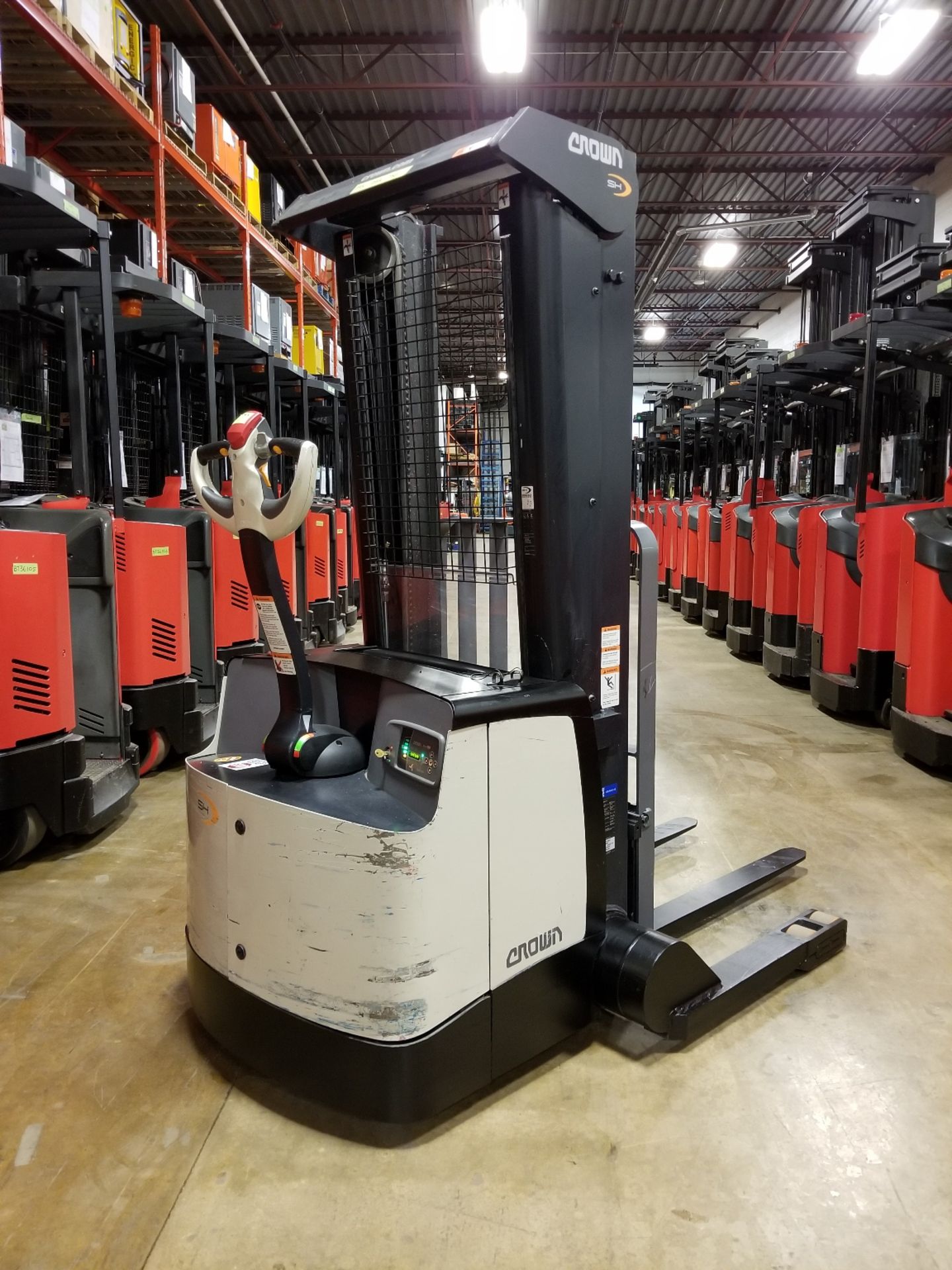 CROWN (2014) SH5520-40 24V WALK-BEHIND ELECTRIC PALLET STACKER WITH 4000 LB. CAPACITY, 128" MAX.