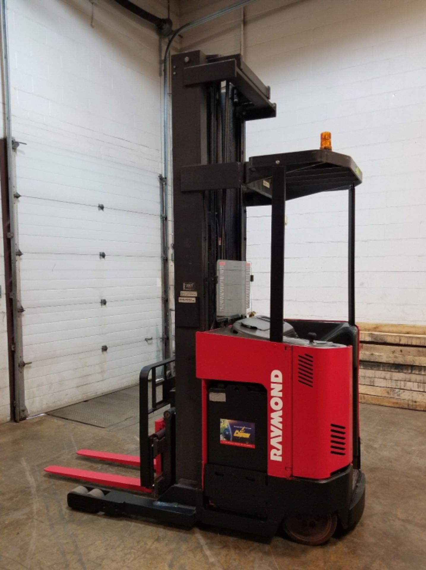 RAYMOND EZ-R40TT 36V ELECTRIC REACH TRUCK WITH 4000 LB. CAPACITY, 268" MAX. VERTICAL LIFT, 15,937