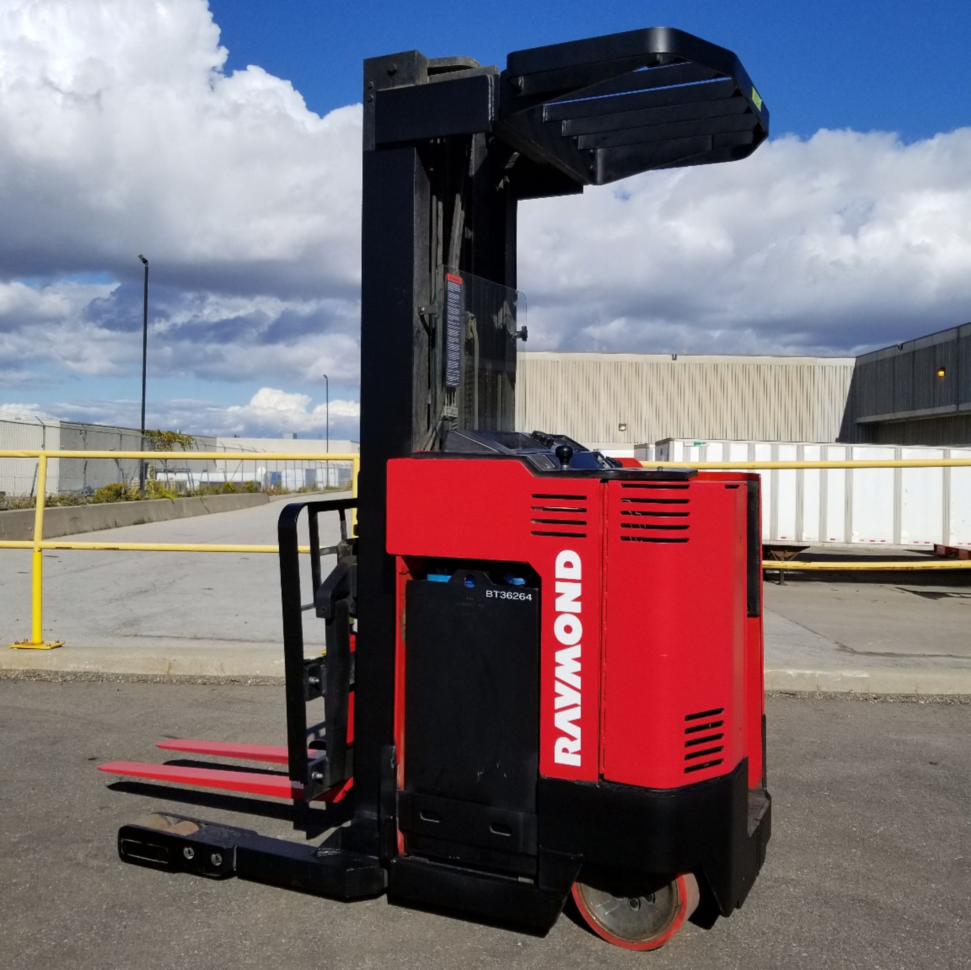 RAYMOND 031-R35TT 36V ELECTRIC REACH TRUCK WITH 3500 LB. CAPACITY, 210" MAX. VERTICAL LIFT, 598