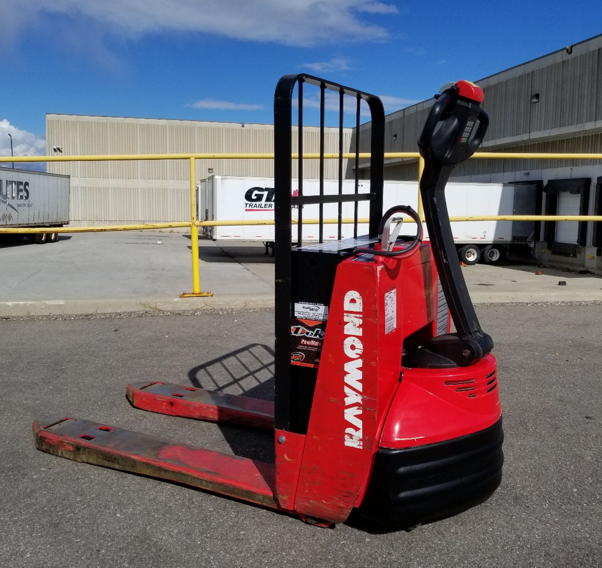 RAYMOND (2004) F40L 24V ELECTRIC WALK-BEHIND PALLET JACK WITH APPROX. 5500 LB. CAPACITY, 1014 HRS (