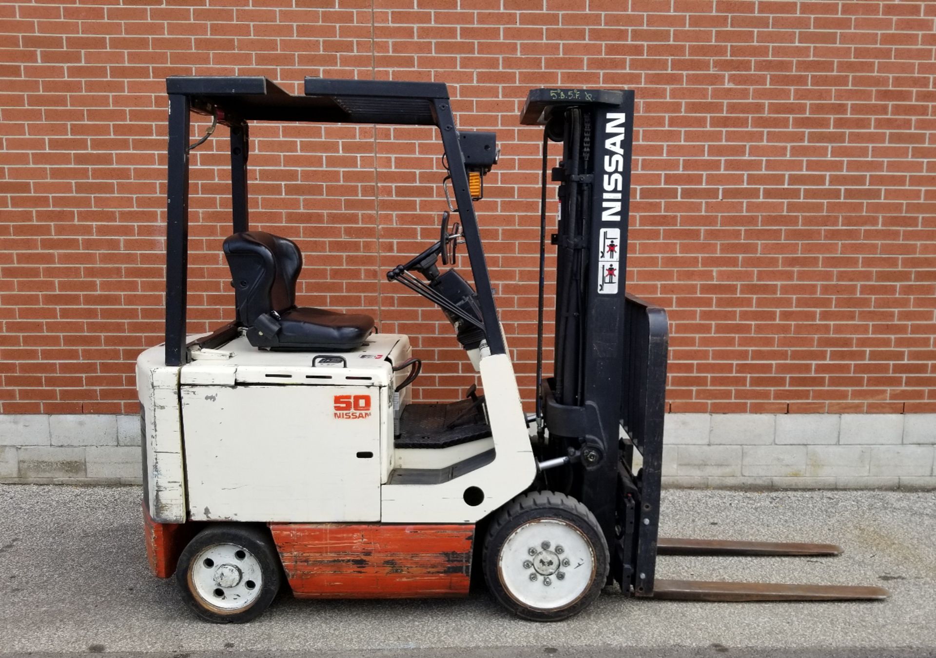 NISSAN CYM02L25S 48V ELECTRIC FORKLIFT WITH 4400 LB. CAPACITY, 187" MAX. VERTICAL LIFT, CUSHION
