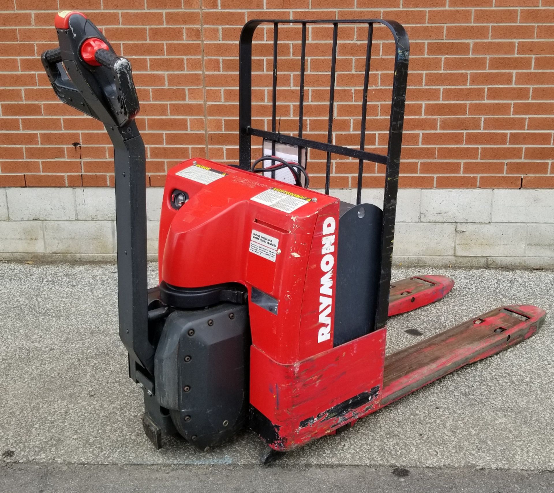 RAYMOND (2002) F40L 24V ELECTRIC WALK-BEHIND PALLET JACK WITH APPROX. 5500 LB. CAPACITY, 587 HRS (