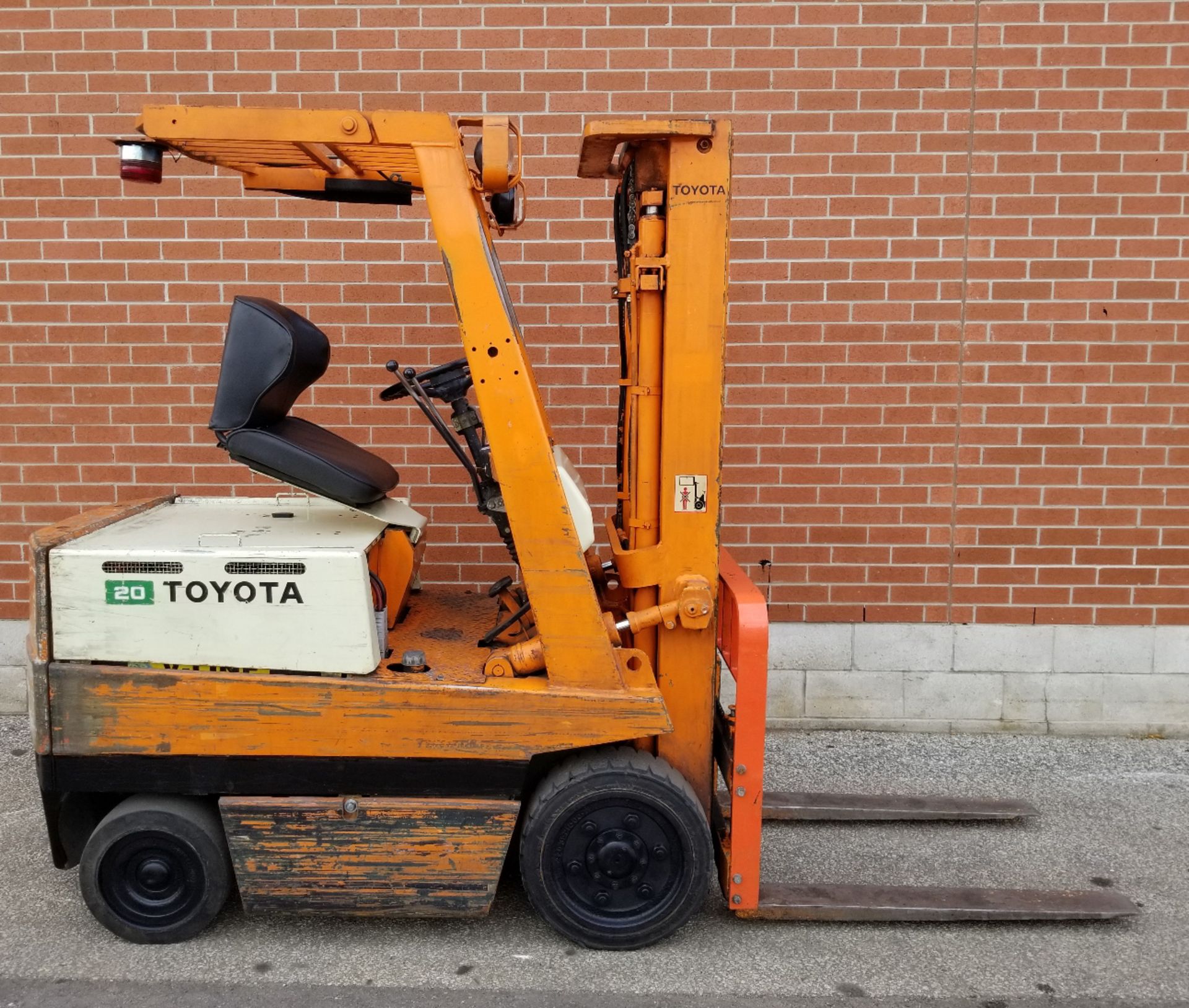 TOYOTA 2FBCA20 36V ELECTRIC FORKLIFT WITH 3480 LB. CAPACITY, APPROX. 130" MAX. VERTICAL LIFT, 2