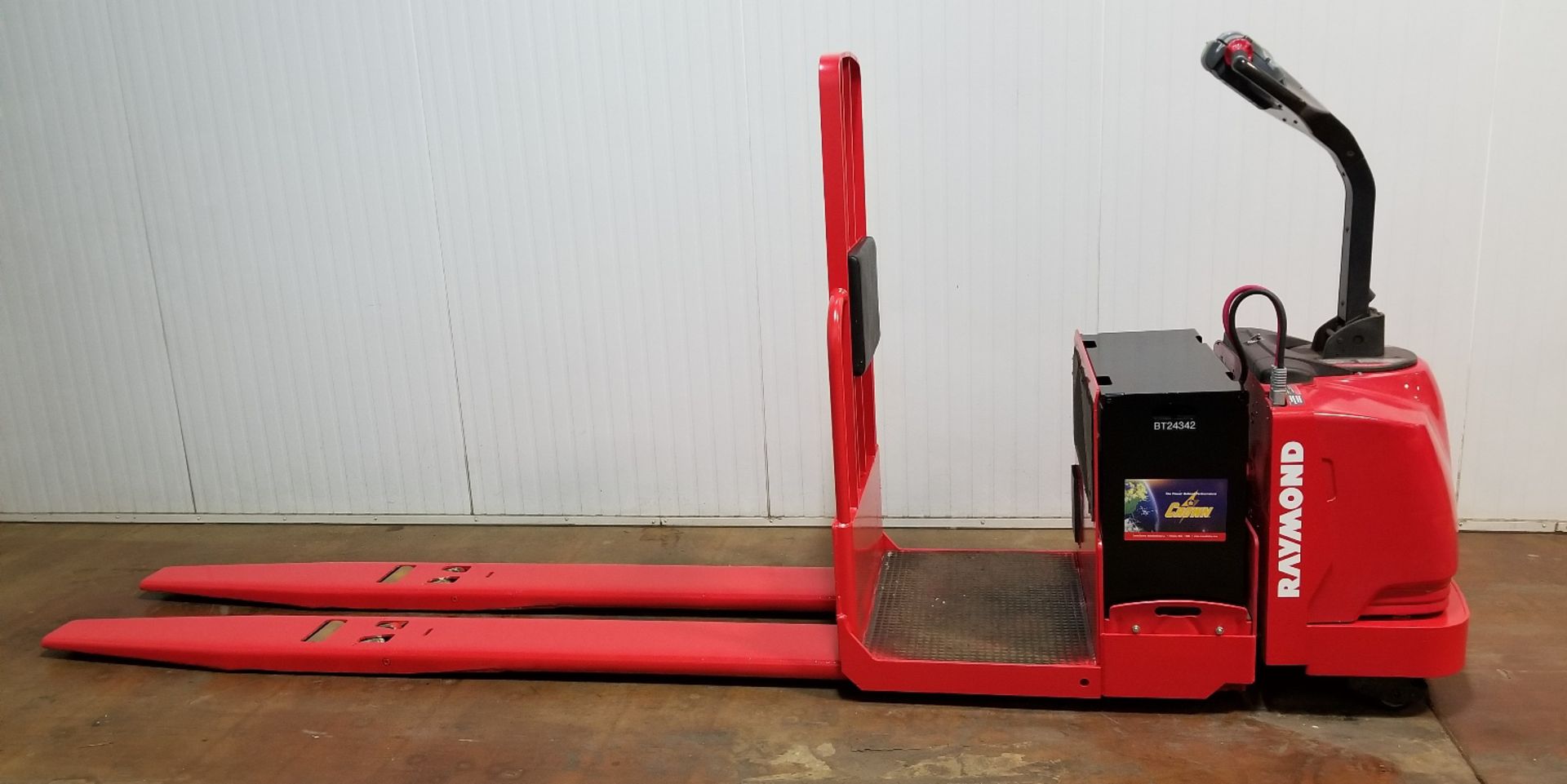 RAYMOND (2012) 8500 24V ELECTRIC RIDE-ON PALLET JACK WITH 6000 LB. CAPACITY, 4047 DRIVE HOURS (