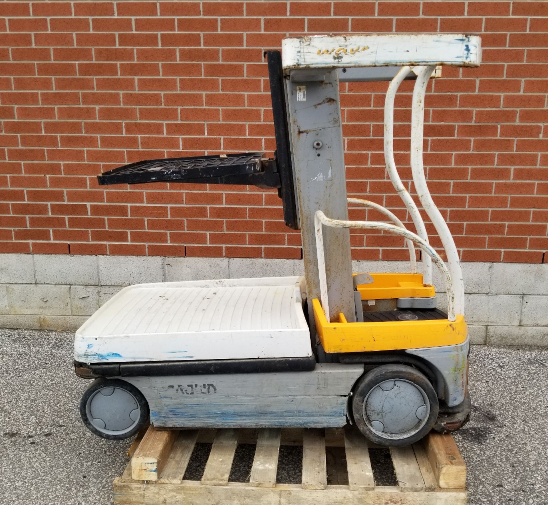 CROWN (2012) WAV50-118 24V ELECTRIC ORDER PICKER WITH 500 LB. CAPACITY, 118" VERTICAL LIFT, BUILT-IN