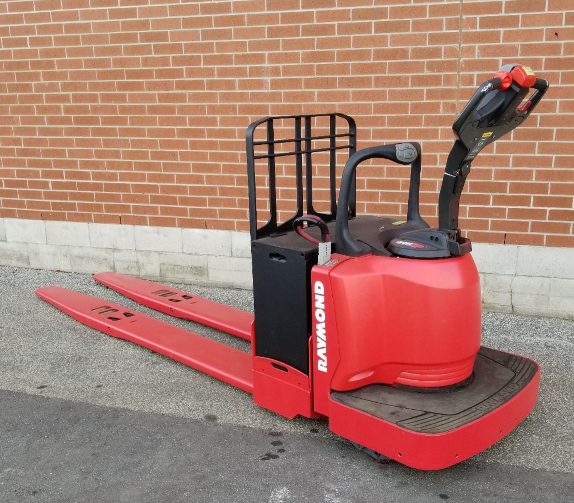 RAYMOND (2010) 8400 24V ELECTRIC RIDE-ON PALLET JACK WITH 8000 LB. CAPACITY, 9929 HRS (RECORDED AT