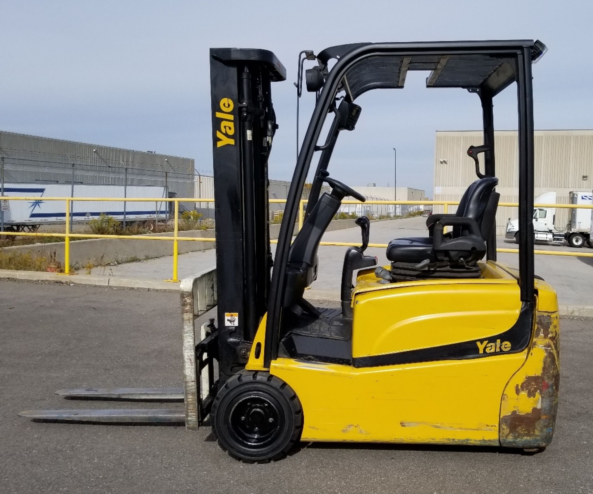 YALE ERP040TVN36TE082 36V ELECTRIC FORKLIFT WITH 4000 LB. CAPACITY, 187" MAX. VERTICAL LIFT