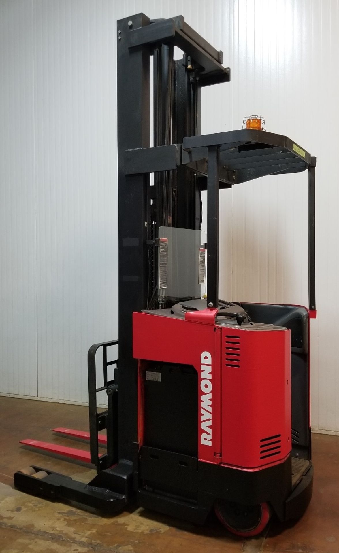 RAYMOND EZ-R40TT 36V ELECTRIC REACH TRUCK WITH 4000 LB. CAPACITY, 286" MAX. VERTICAL LIFT