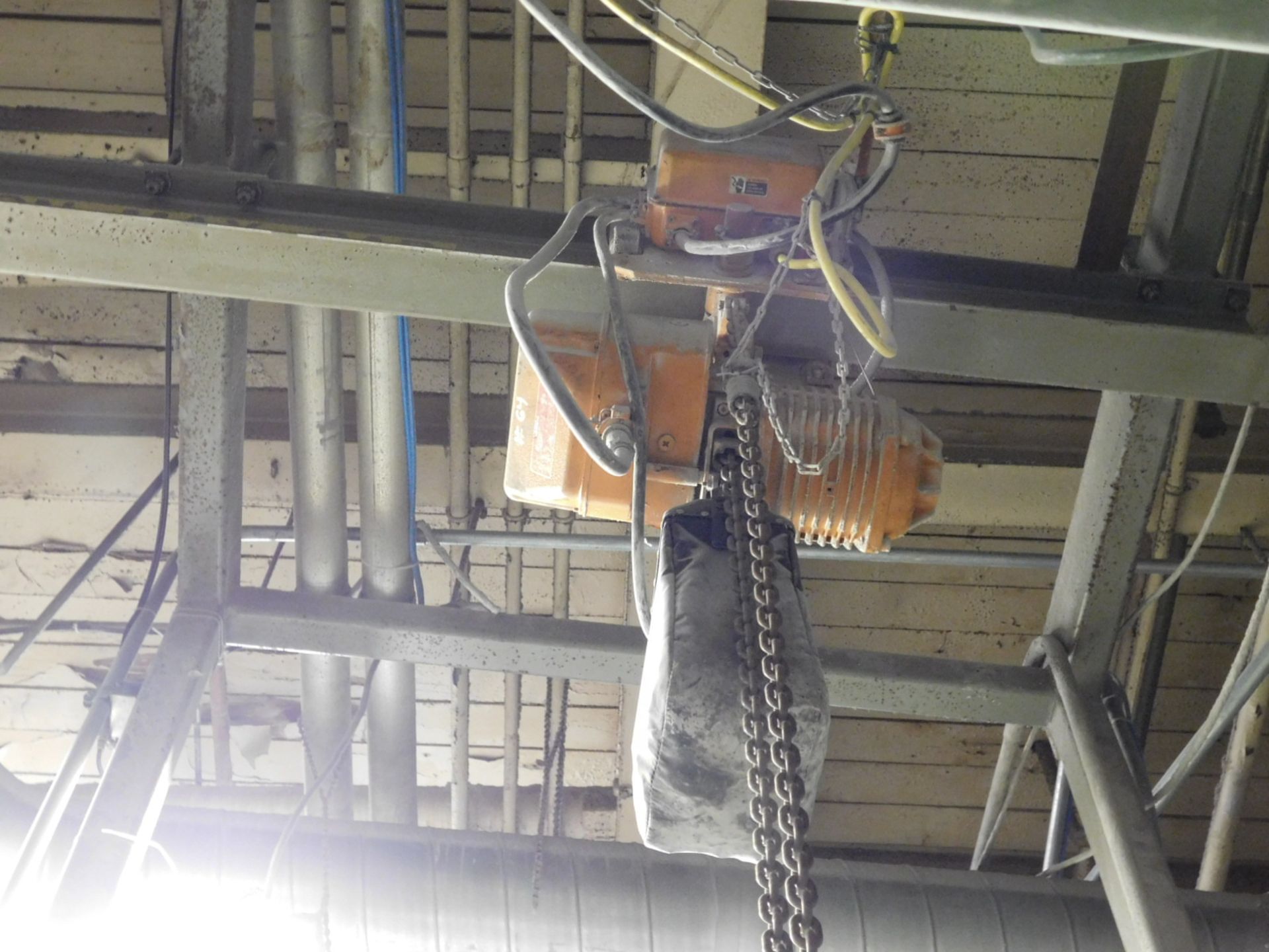 LOT/ VACUUM SYSTEM BAG LIFTER AND 2-TON HARRINGTON ELECTRIC CHAIN HOIST WITH PENDANT CONTROL [ - Image 3 of 5