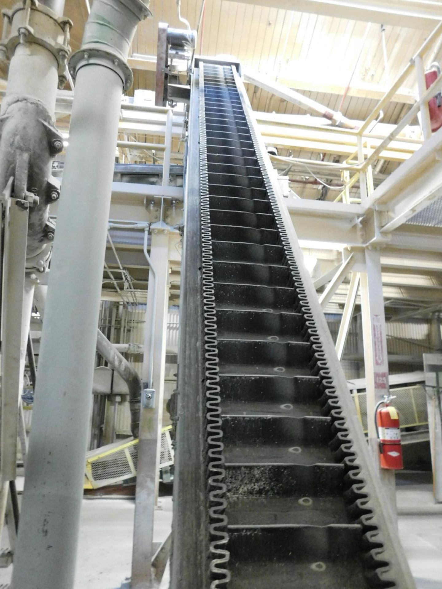 APPROX. 20' OF RAPAT FLIGHT CONVEYOR WITH 14" RUBBER BLADES AND RUBBER ACCORDION SIDES [RIGGING - Image 2 of 3
