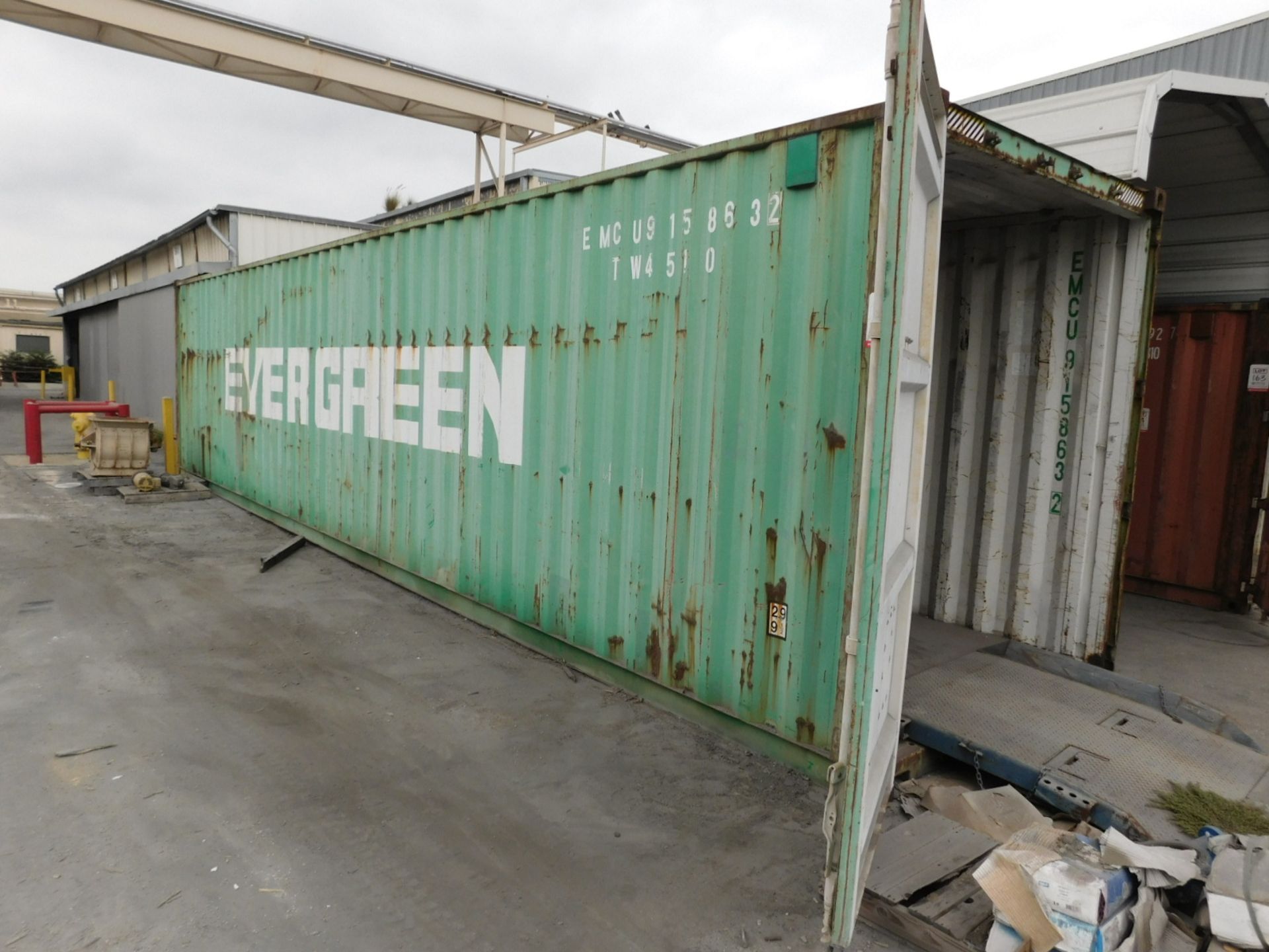 40' SHIPPING CONTAINER (NO CONTENTS) [RIGGING FEE FOR LOT #153 - $250 USD PLUS APPLICABLE TAXES]