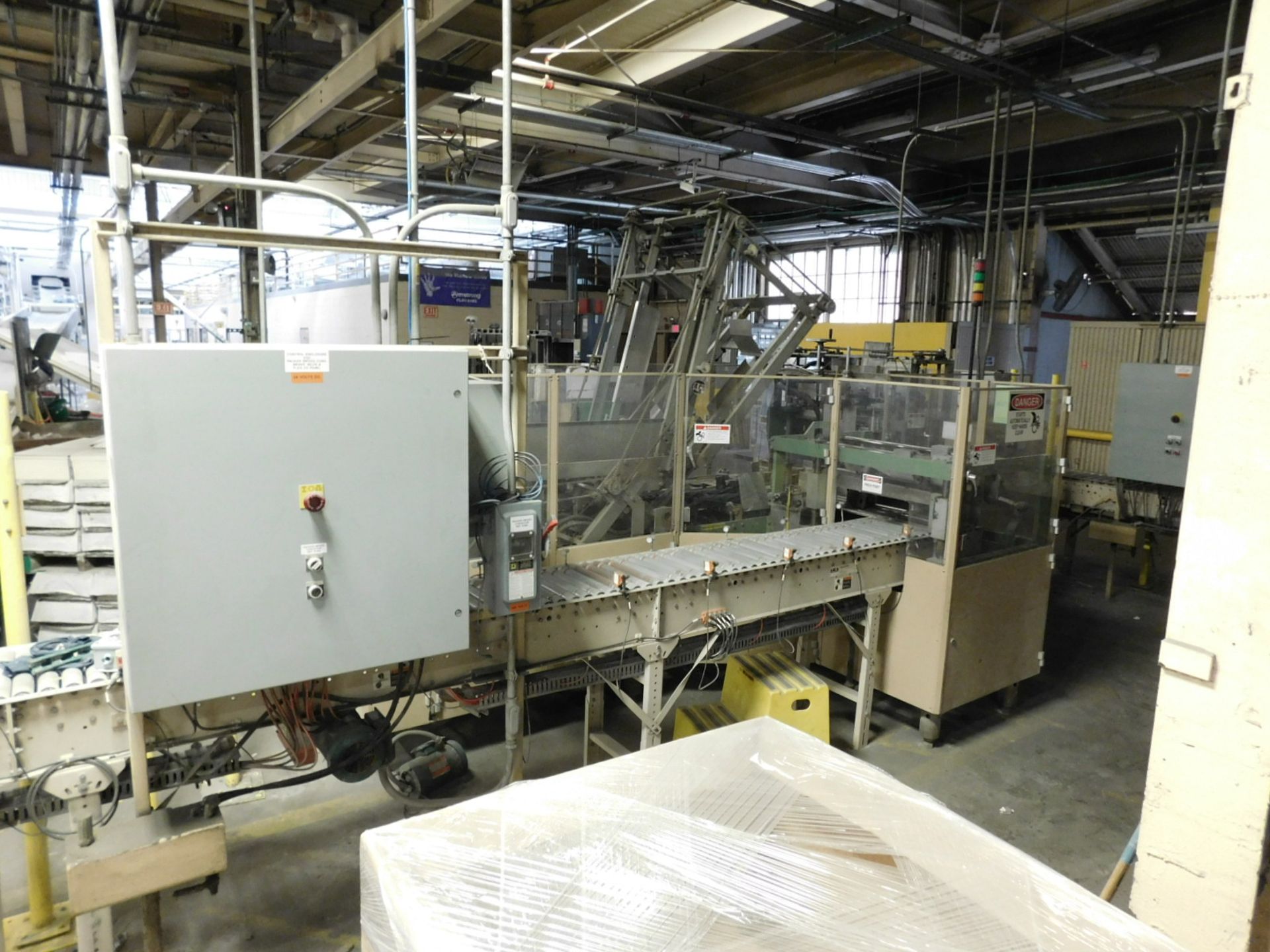 LOT/ DOUGLAS MACHINE (2005) DOUGLASIMCP WRAP-AROUND CASE PACKER, S/N: M205006 WITH NORDSON HOT - Image 8 of 10