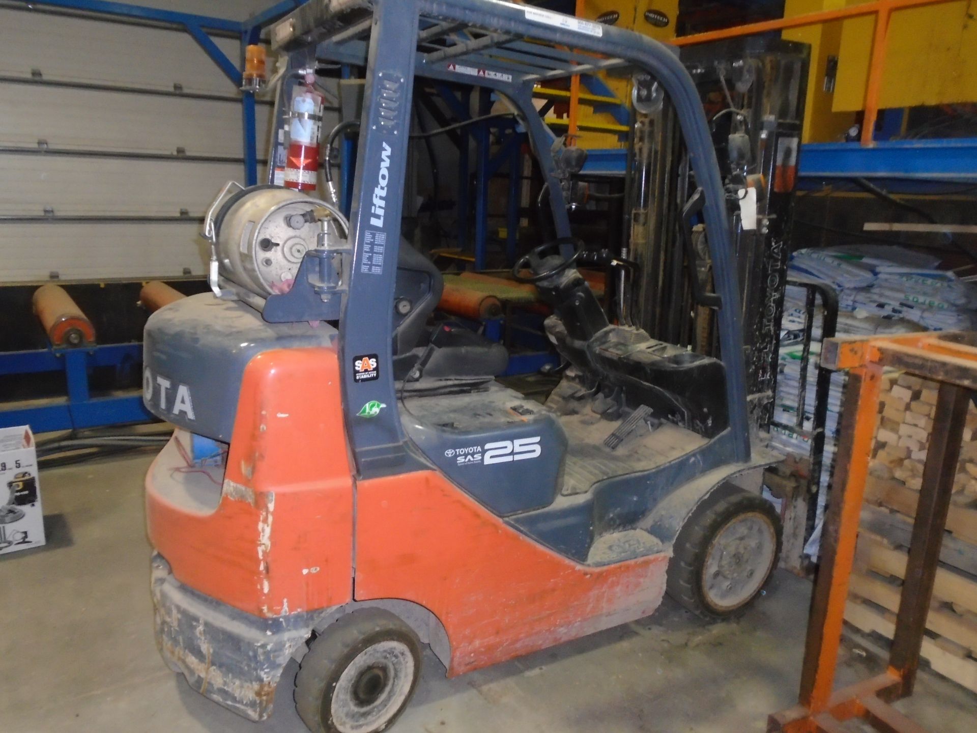 TOYOTA 8FGCU25 LPG FORKLIFT WITH 4500 LB. CAPACITY, 189" MAX. VERTICAL LIFT, SIDE SHIFT, CUSHION - Image 2 of 3