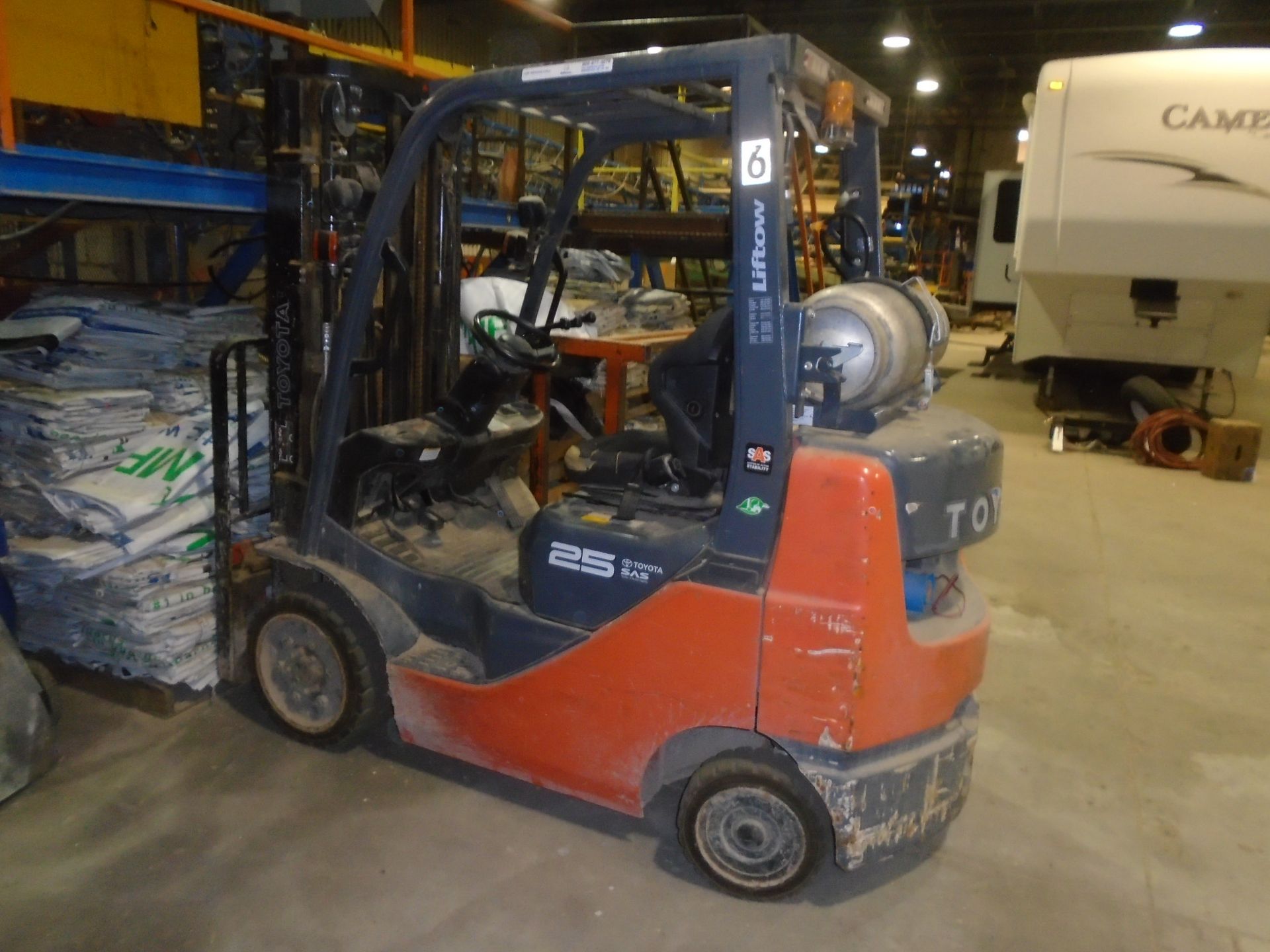 TOYOTA 8FGCU25 LPG FORKLIFT WITH 4500 LB. CAPACITY, 189" MAX. VERTICAL LIFT, SIDE SHIFT, CUSHION