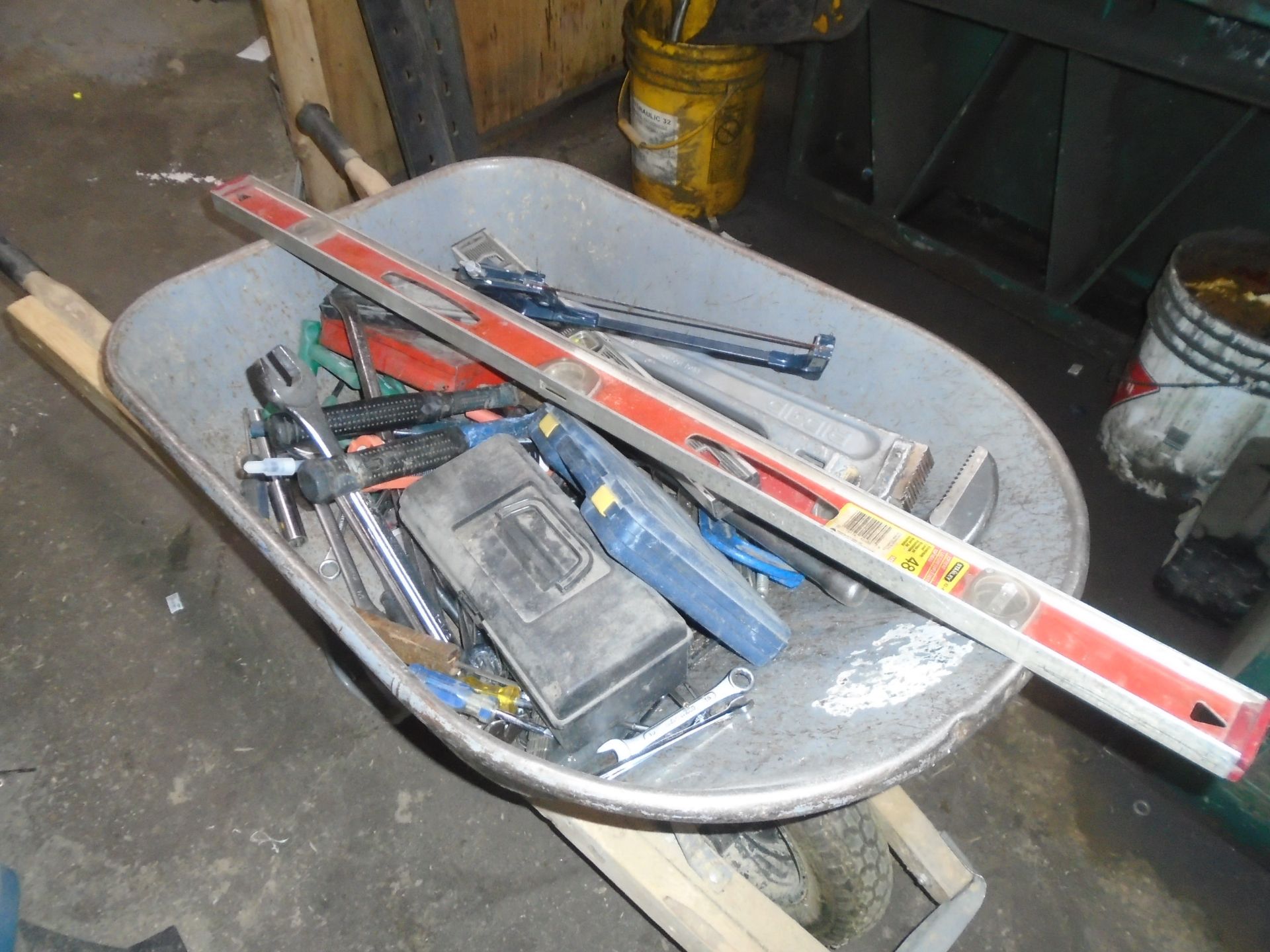 LOT/ HAND TOOLS WITH WHEELBARROW