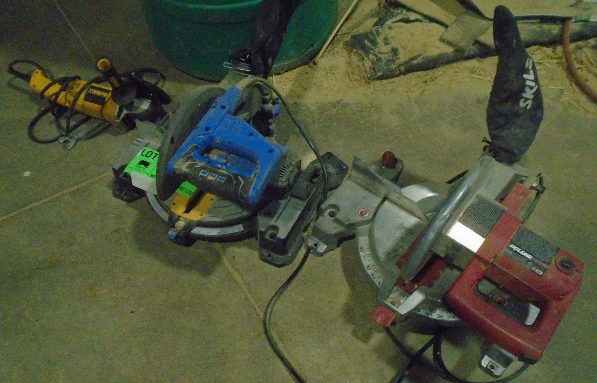 LOT/ (2) ELECTRIC MITRE SAWS, ELECTRIC HAMMER DRILL & ELECTRIC ANGLE GRINDER