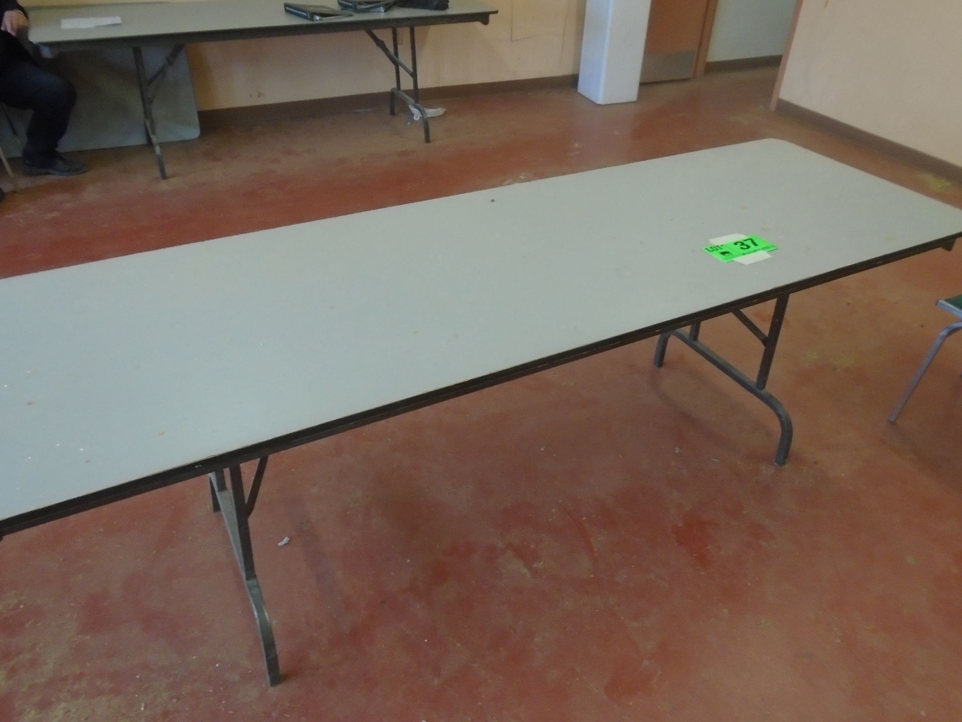 LOT/ LUNCHROOM TABLES & CHAIRS (APPROX. 40 CHAIRS & 5 TABLES)