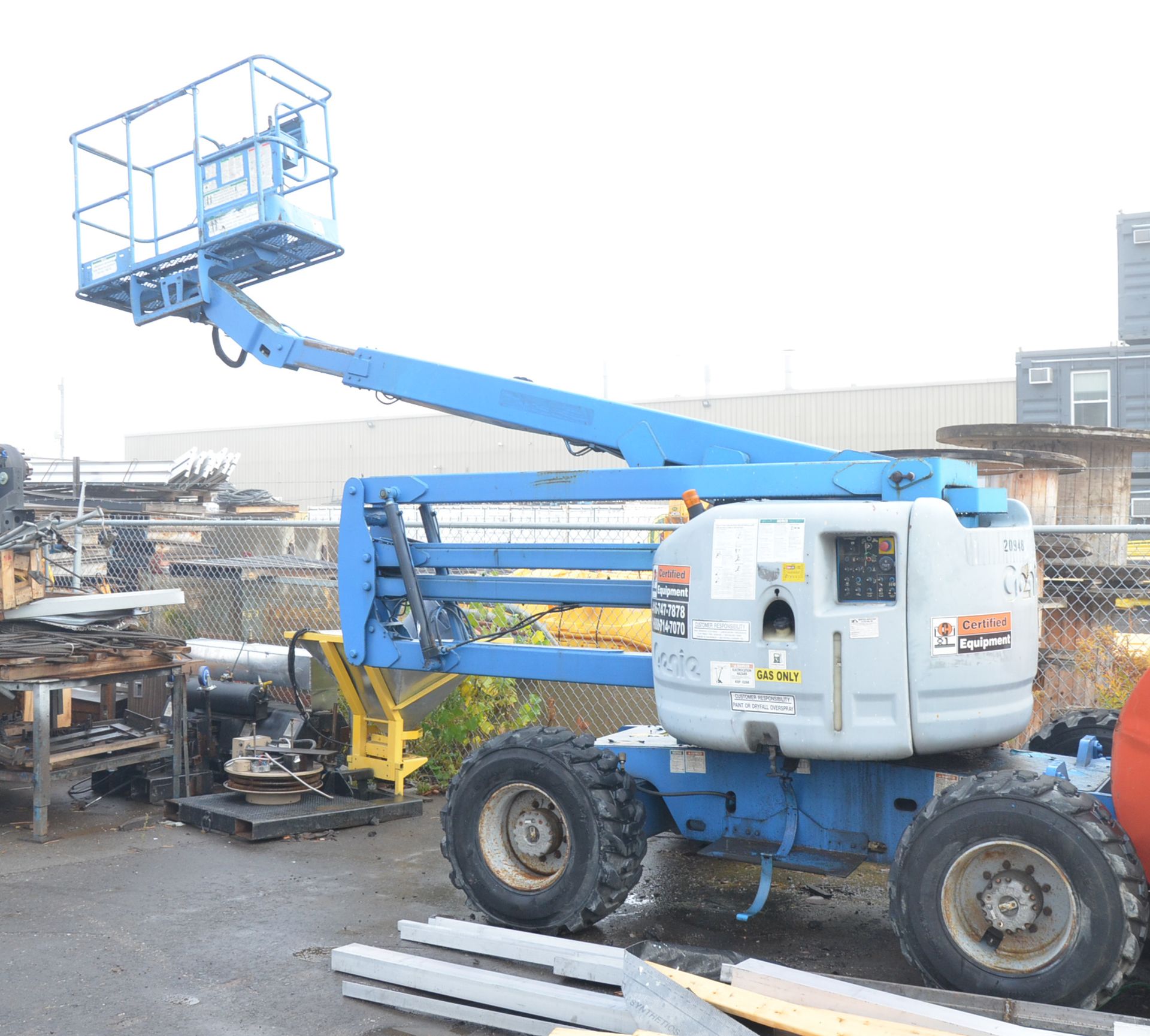 GENIE (2002) Z-45/25 LPG/GAS BOOM LIFT WITH 500 LBS CAPACITY, 45' MAX VERTICAL REACH, 4X4, LEVELLING