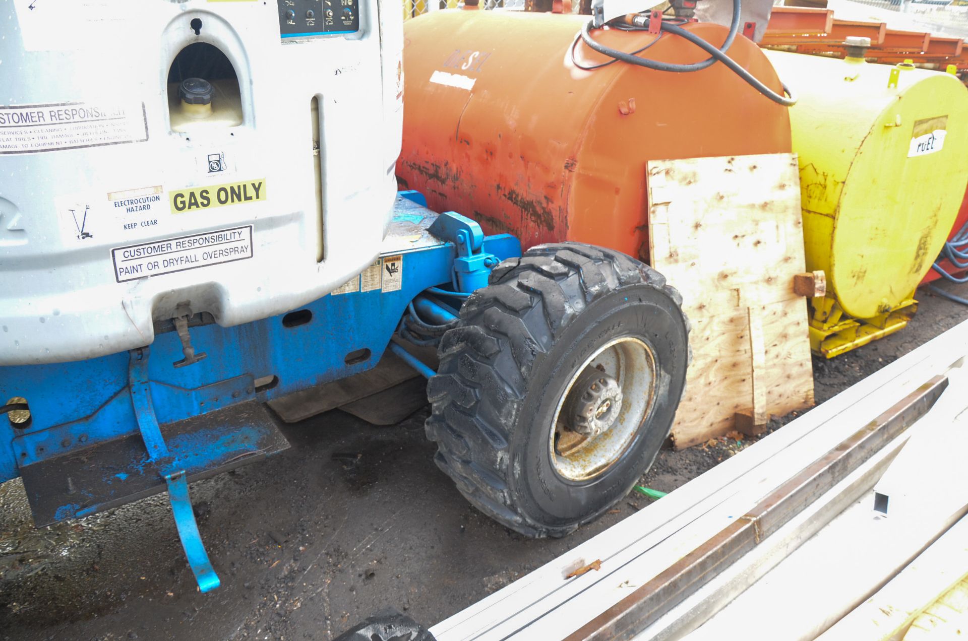 GENIE (2002) Z-45/25 LPG/GAS BOOM LIFT WITH 500 LBS CAPACITY, 45' MAX VERTICAL REACH, 4X4, LEVELLING - Image 4 of 7