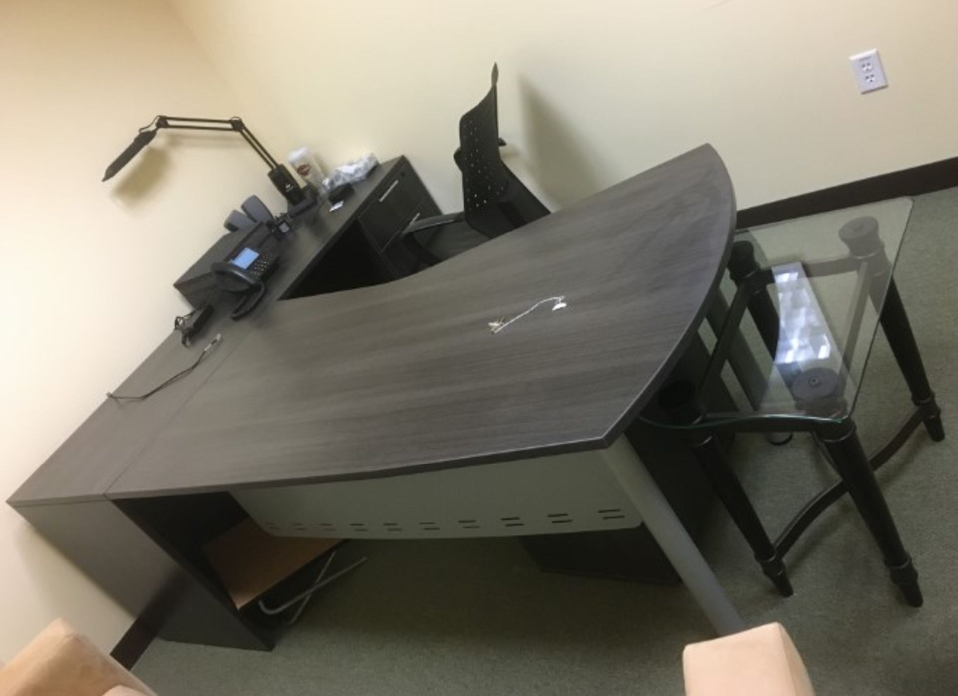 LOT/ L-SHAPED DESK WITH OFFICE CHAIR AND LAMP (NO PHONE, NO CONTENTS)