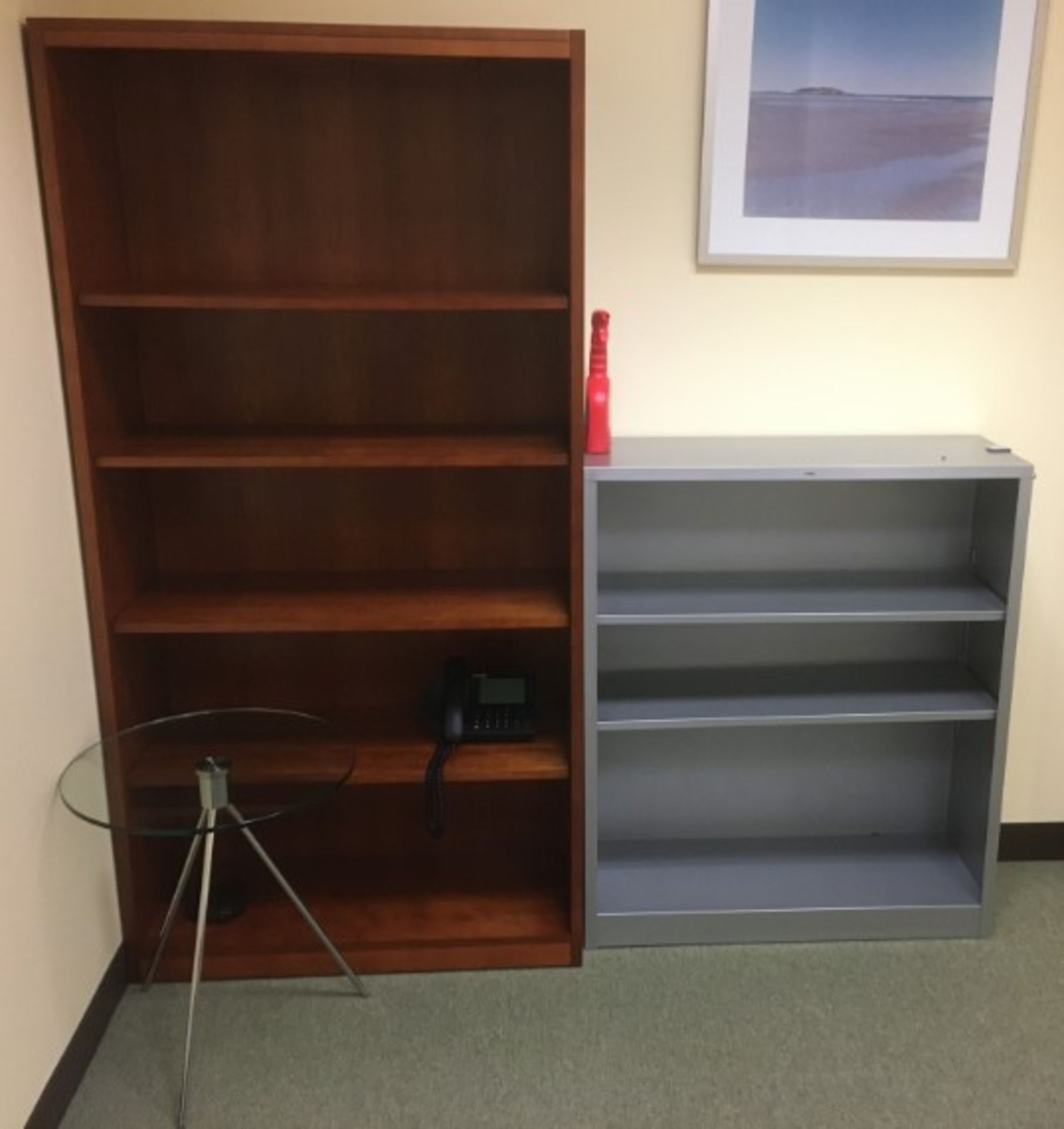 LOT/ BOOKSHELVES WITH GLASS END TABLE