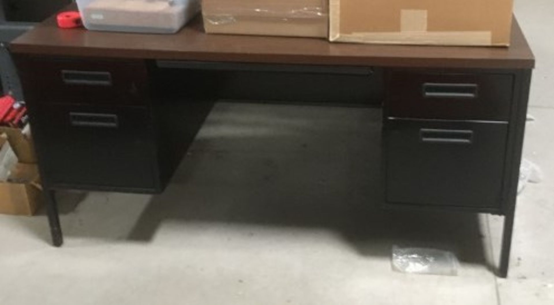 LOT/ OFFICE DESK (NO CONTENTS)