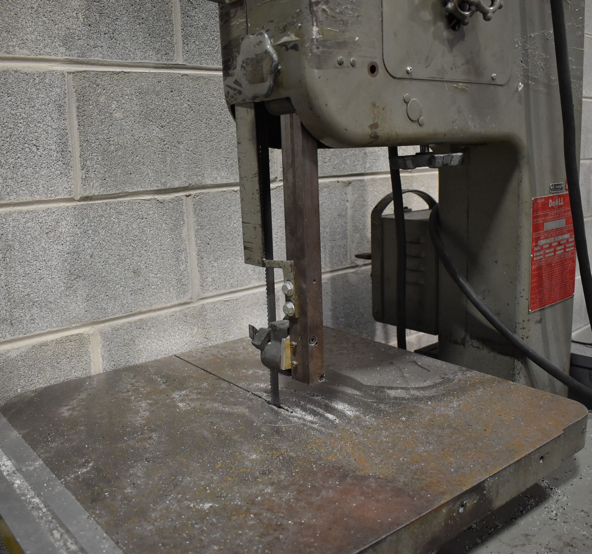 DO ALL 1612-U VERTICAL BAND SAW WITH 24"X24" TABLE, 15" THROAT, APPROX. 15" MAX. WORK HEIGHT, - Image 2 of 4