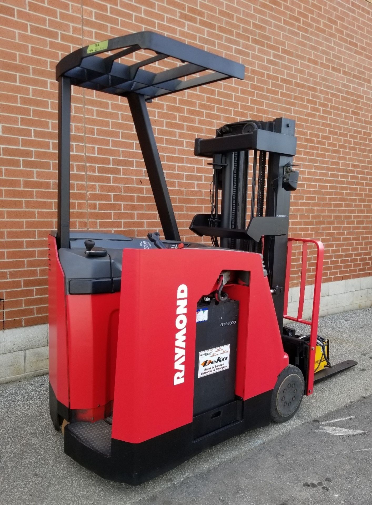 RAYMOND (2004) C30TT 36V ELECTIRC REACH TRUCK WITH 3000 LB. CAPACITY, 188" MAX. LIFT HEIGHT, BATTERY - Image 2 of 2